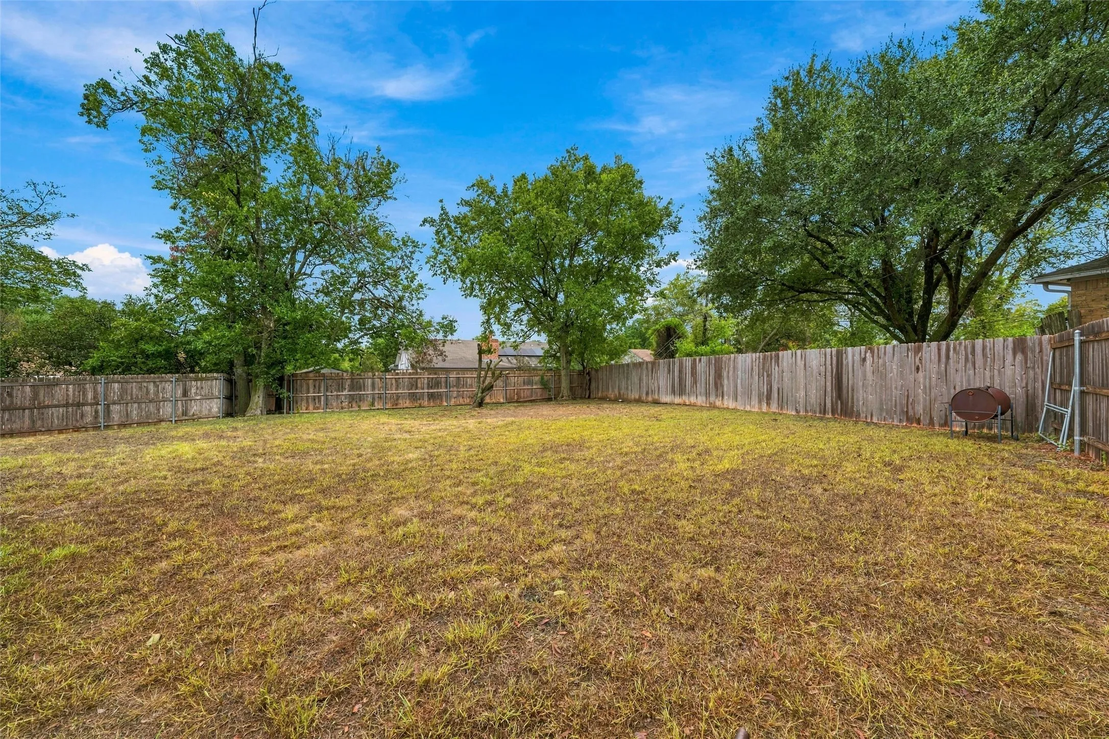 Single Family Residence For Sale in Mc Lennan County , 301 Brenda Drive, Hewitt, Texas 76643, 3 Bedroom, 2 Bathroom, 2 Garage spaces, 1,801 Sqft, built in 1977, mls#21403841, Real Estate Agent in Hewitt, Homes For Sale in Mc Lennan county, Homes For Sale in Hewitt, Realtor in Hewitt Texas, Real Estate Brokerage Independent Realty Texas, Luminita Cordes Realtor