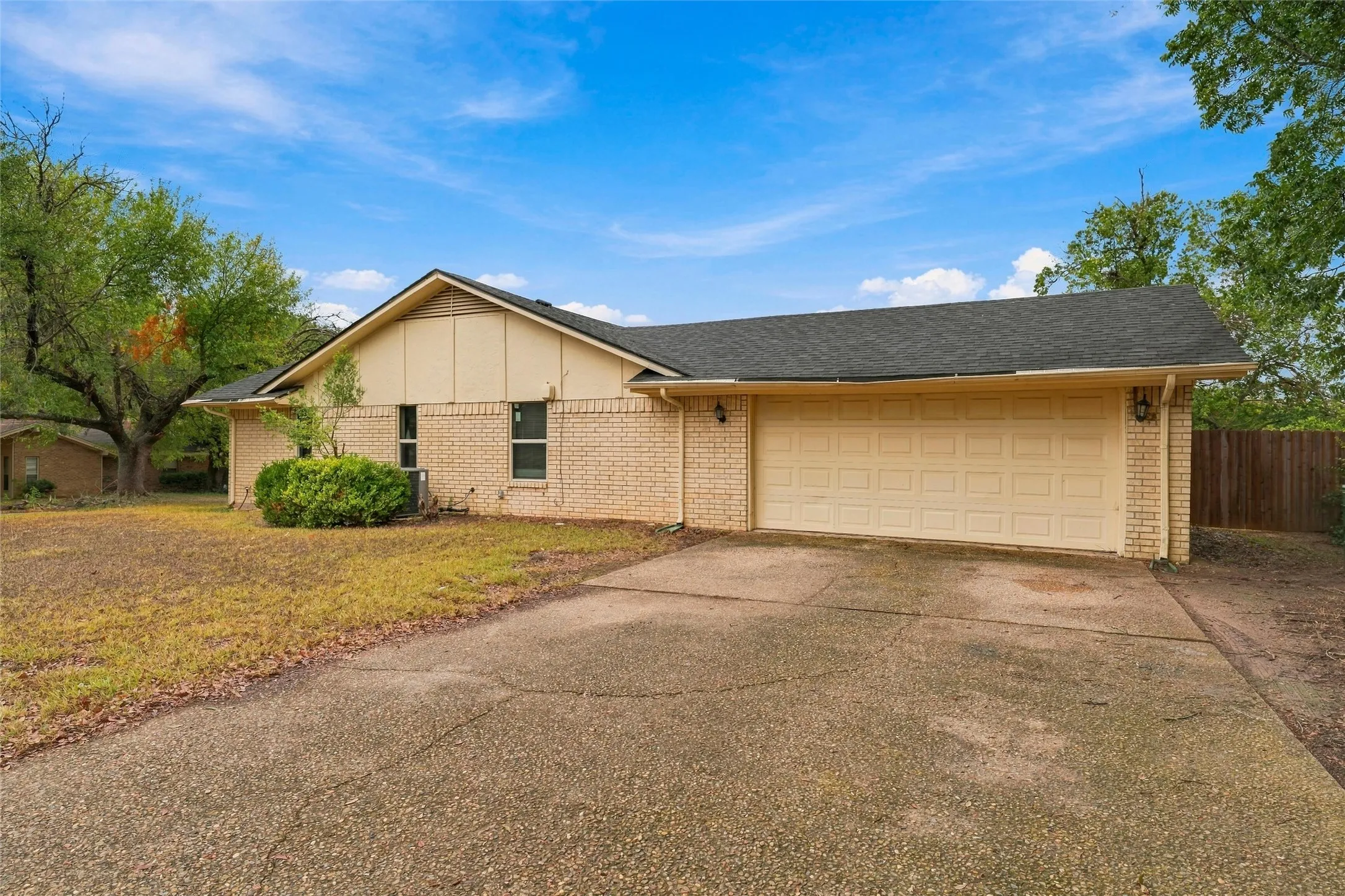 Single Family Residence For Sale in Mc Lennan County , 301 Brenda Drive, Hewitt, Texas 76643, 3 Bedroom, 2 Bathroom, 2 Garage spaces, 1,801 Sqft, built in 1977, mls#21403841, Real Estate Agent in Hewitt, Homes For Sale in Mc Lennan county, Homes For Sale in Hewitt, Realtor in Hewitt Texas, Real Estate Brokerage Independent Realty Texas, Luminita Cordes Realtor