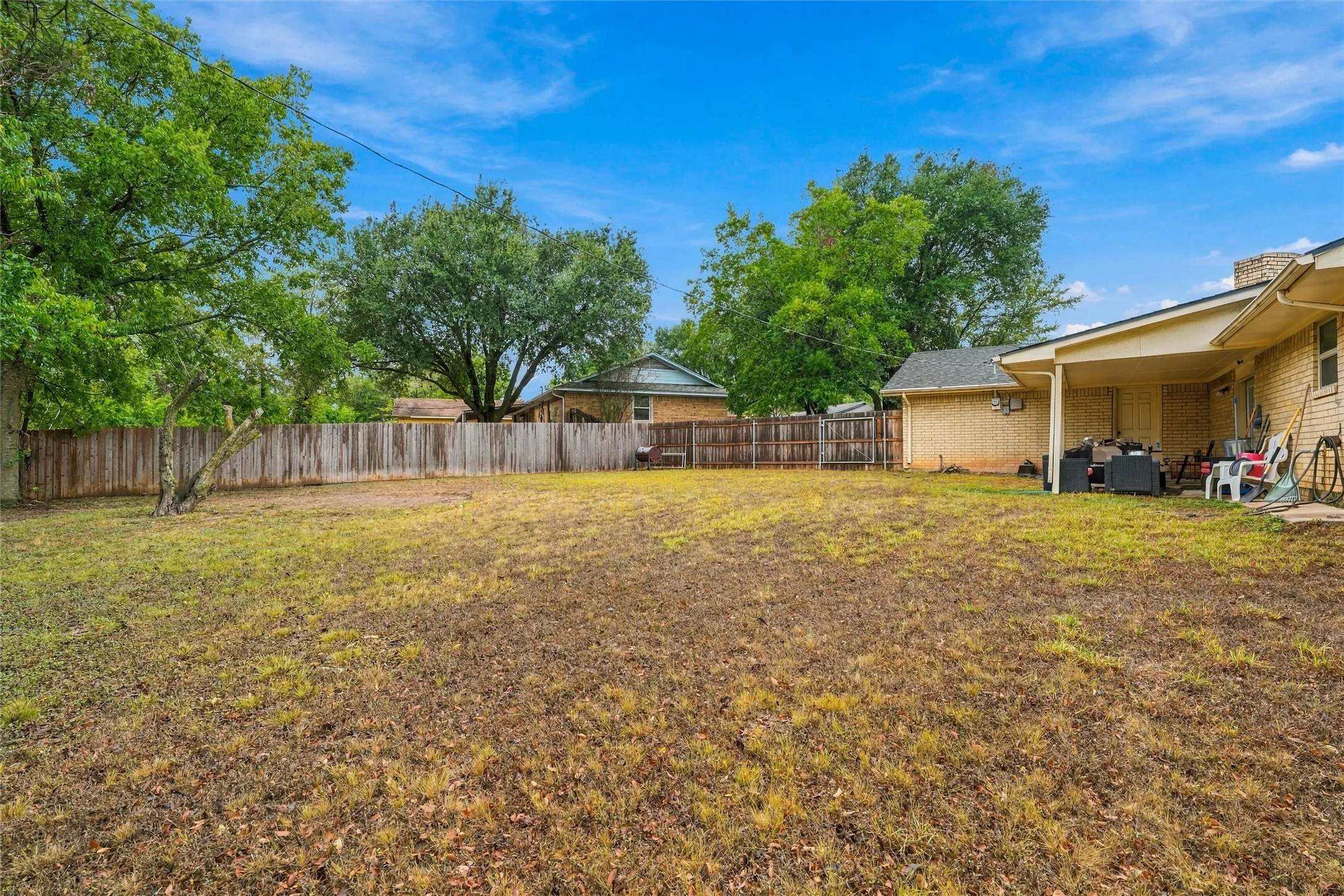 Single Family Residence For Sale in Mc Lennan County , 301 Brenda Drive, Hewitt, Texas 76643, 3 Bedroom, 2 Bathroom, 2 Garage spaces, 1,801 Sqft, built in 1977, mls#21403841, Real Estate Agent in Hewitt, Homes For Sale in Mc Lennan county, Homes For Sale in Hewitt, Realtor in Hewitt Texas, Real Estate Brokerage Independent Realty Texas, Luminita Cordes Realtor