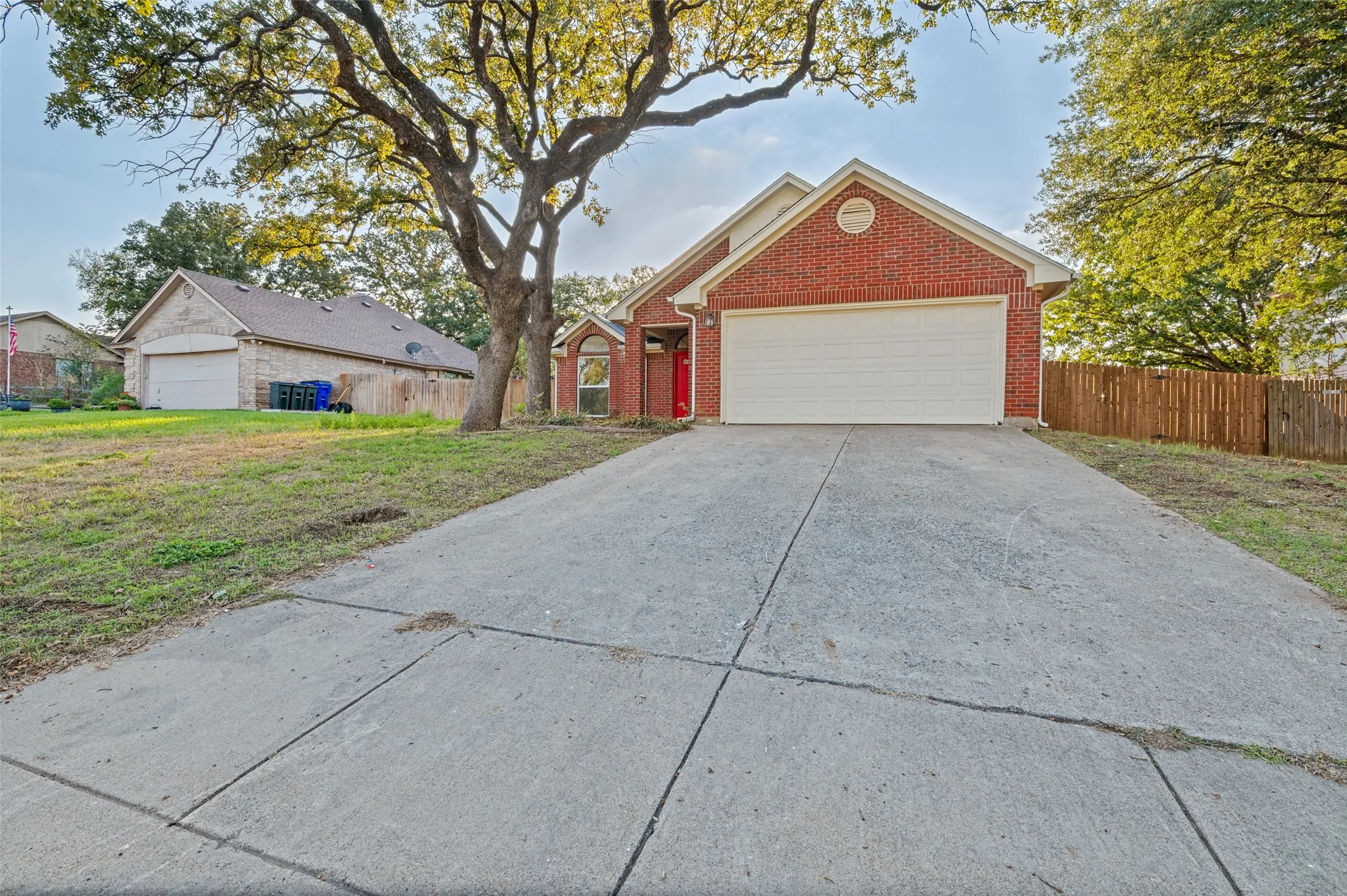 Single Family Residence For Sale in Tarrant County , 605 Reeves Lane, Kennedale, Texas 76060, 3 Bedroom, 2 Bathroom, 2 Garage spaces, 1,349 Sqft, built in 1986, mls#21409059, Real Estate Agent in Kennedale, Homes For Sale in Tarrant county, Homes For Sale in Kennedale, Realtor in Kennedale Texas, Real Estate Brokerage Independent Realty Texas, Luminita Cordes Realtor