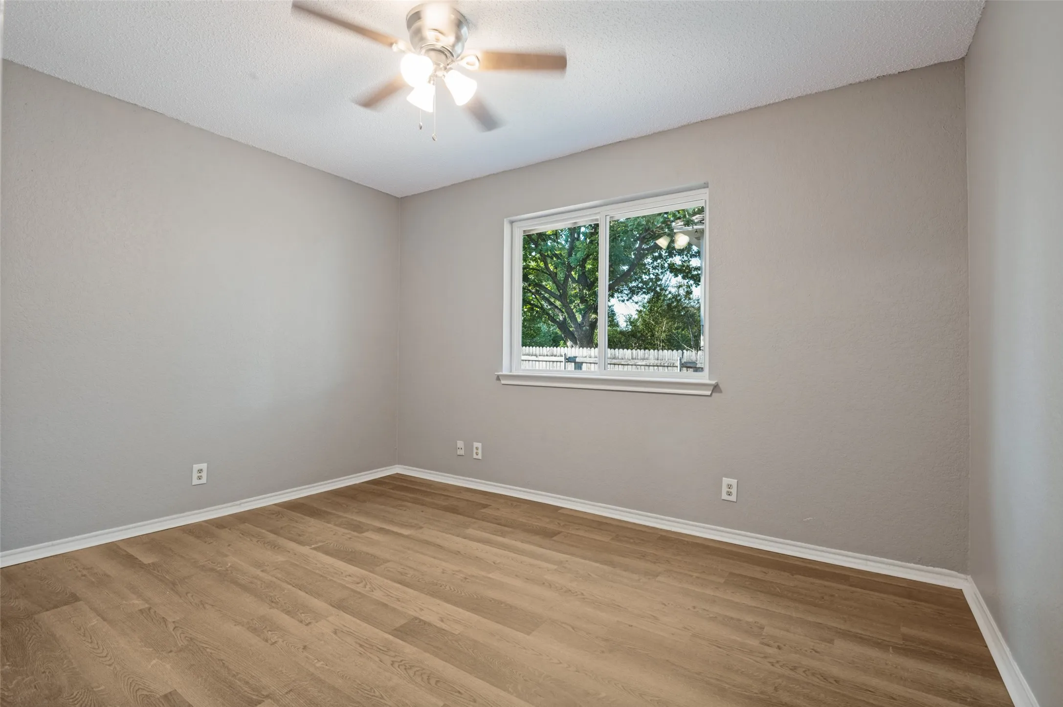 Single Family Residence For Sale in Tarrant County , 605 Reeves Lane, Kennedale, Texas 76060, 3 Bedroom, 2 Bathroom, 2 Garage spaces, 1,349 Sqft, built in 1986, mls#21409059, Real Estate Agent in Kennedale, Homes For Sale in Tarrant county, Homes For Sale in Kennedale, Realtor in Kennedale Texas, Real Estate Brokerage Independent Realty Texas, Luminita Cordes Realtor