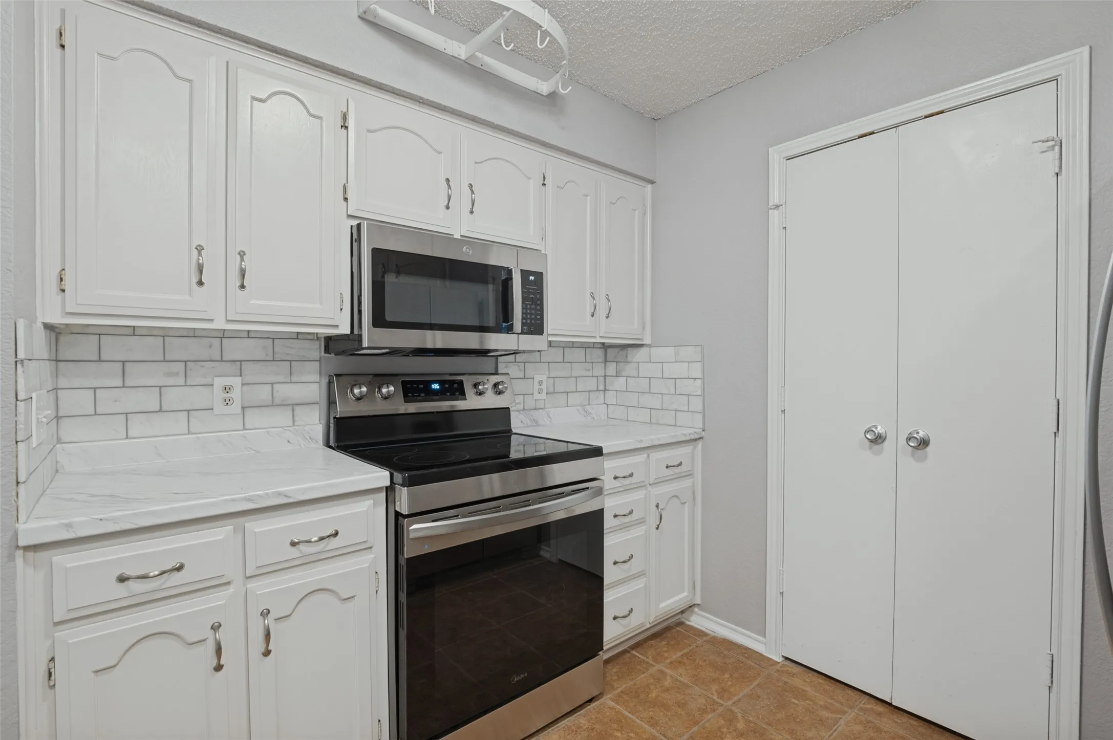 Single Family Residence For Sale in Tarrant County , 605 Reeves Lane, Kennedale, Texas 76060, 3 Bedroom, 2 Bathroom, 2 Garage spaces, 1,349 Sqft, built in 1986, mls#21409059, Real Estate Agent in Kennedale, Homes For Sale in Tarrant county, Homes For Sale in Kennedale, Realtor in Kennedale Texas, Real Estate Brokerage Independent Realty Texas, Luminita Cordes Realtor