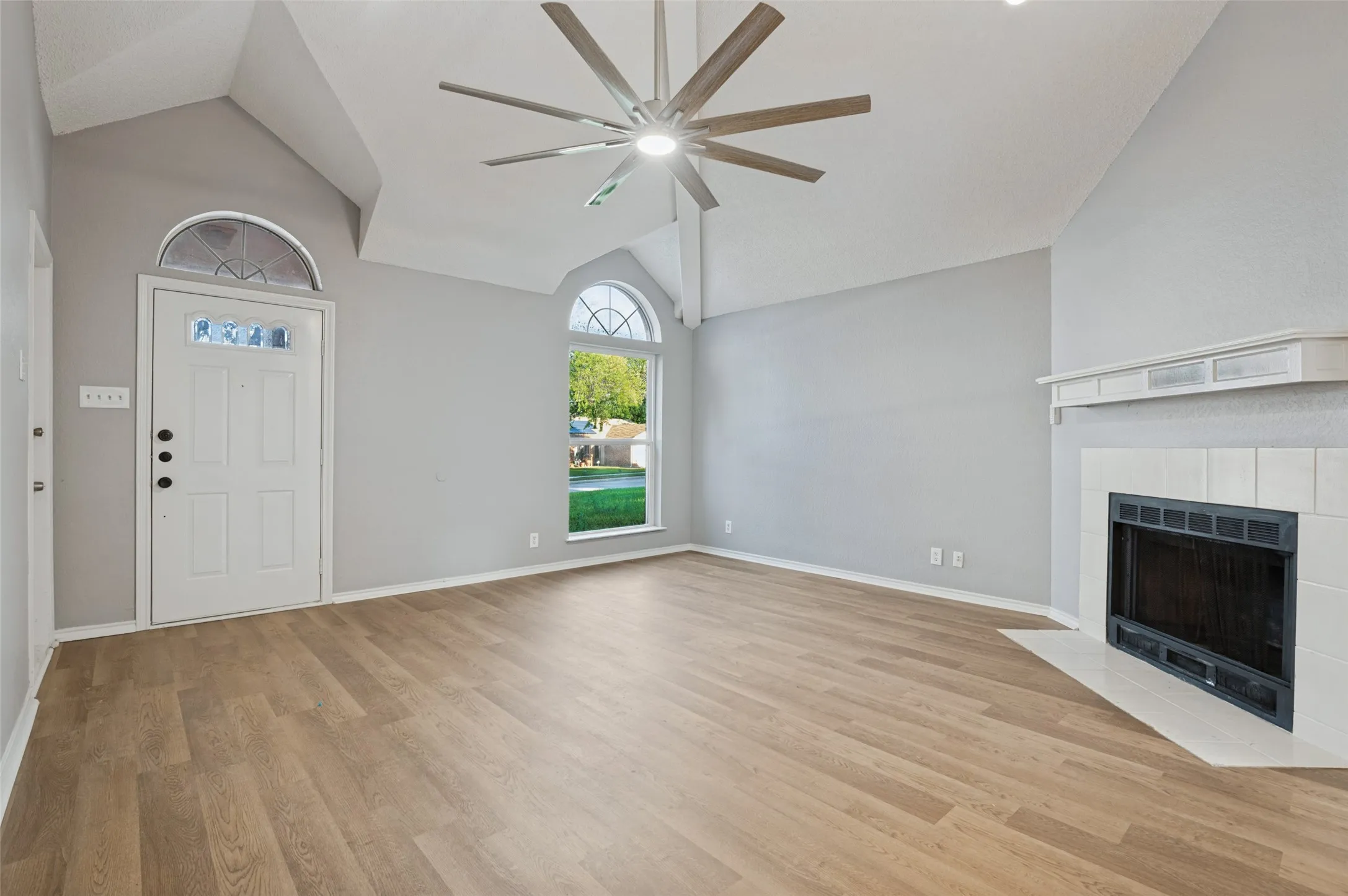 Single Family Residence For Sale in Tarrant County , 605 Reeves Lane, Kennedale, Texas 76060, 3 Bedroom, 2 Bathroom, 2 Garage spaces, 1,349 Sqft, built in 1986, mls#21409059, Real Estate Agent in Kennedale, Homes For Sale in Tarrant county, Homes For Sale in Kennedale, Realtor in Kennedale Texas, Real Estate Brokerage Independent Realty Texas, Luminita Cordes Realtor