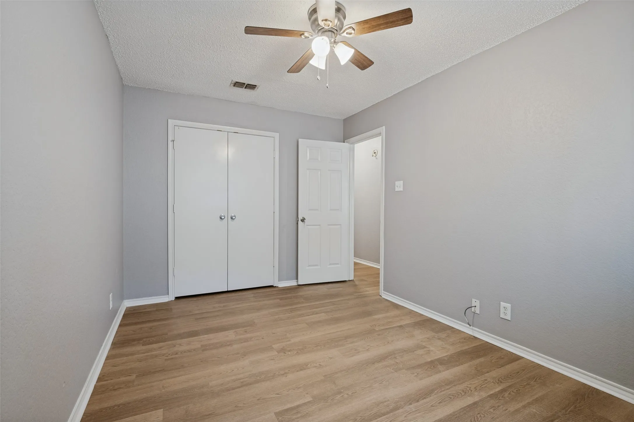 Single Family Residence For Sale in Tarrant County , 605 Reeves Lane, Kennedale, Texas 76060, 3 Bedroom, 2 Bathroom, 2 Garage spaces, 1,349 Sqft, built in 1986, mls#21409059, Real Estate Agent in Kennedale, Homes For Sale in Tarrant county, Homes For Sale in Kennedale, Realtor in Kennedale Texas, Real Estate Brokerage Independent Realty Texas, Luminita Cordes Realtor