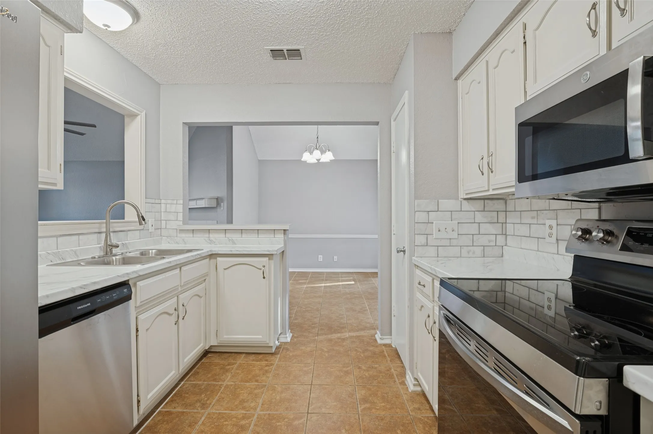 Single Family Residence For Sale in Tarrant County , 605 Reeves Lane, Kennedale, Texas 76060, 3 Bedroom, 2 Bathroom, 2 Garage spaces, 1,349 Sqft, built in 1986, mls#21409059, Real Estate Agent in Kennedale, Homes For Sale in Tarrant county, Homes For Sale in Kennedale, Realtor in Kennedale Texas, Real Estate Brokerage Independent Realty Texas, Luminita Cordes Realtor