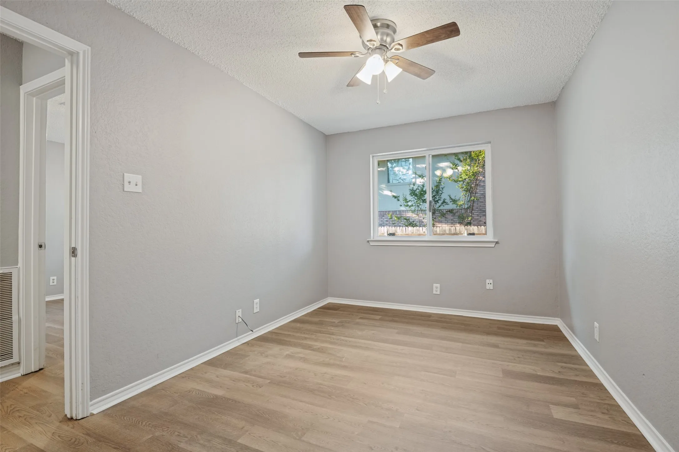 Single Family Residence For Sale in Tarrant County , 605 Reeves Lane, Kennedale, Texas 76060, 3 Bedroom, 2 Bathroom, 2 Garage spaces, 1,349 Sqft, built in 1986, mls#21409059, Real Estate Agent in Kennedale, Homes For Sale in Tarrant county, Homes For Sale in Kennedale, Realtor in Kennedale Texas, Real Estate Brokerage Independent Realty Texas, Luminita Cordes Realtor