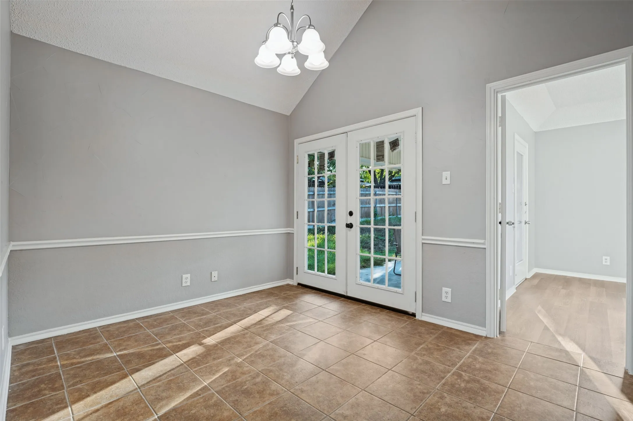 Single Family Residence For Sale in Tarrant County , 605 Reeves Lane, Kennedale, Texas 76060, 3 Bedroom, 2 Bathroom, 2 Garage spaces, 1,349 Sqft, built in 1986, mls#21409059, Real Estate Agent in Kennedale, Homes For Sale in Tarrant county, Homes For Sale in Kennedale, Realtor in Kennedale Texas, Real Estate Brokerage Independent Realty Texas, Luminita Cordes Realtor