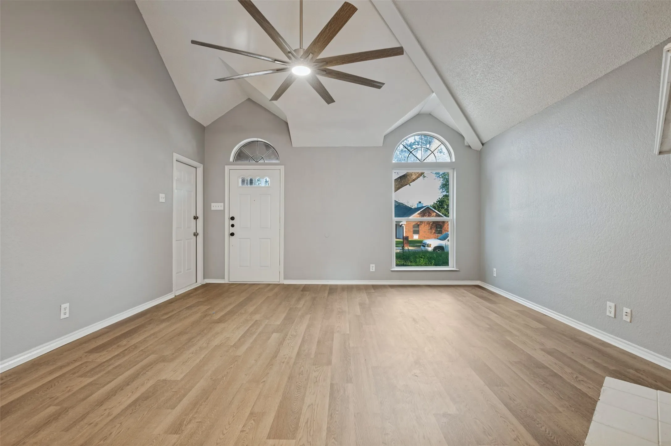 Single Family Residence For Sale in Tarrant County , 605 Reeves Lane, Kennedale, Texas 76060, 3 Bedroom, 2 Bathroom, 2 Garage spaces, 1,349 Sqft, built in 1986, mls#21409059, Real Estate Agent in Kennedale, Homes For Sale in Tarrant county, Homes For Sale in Kennedale, Realtor in Kennedale Texas, Real Estate Brokerage Independent Realty Texas, Luminita Cordes Realtor