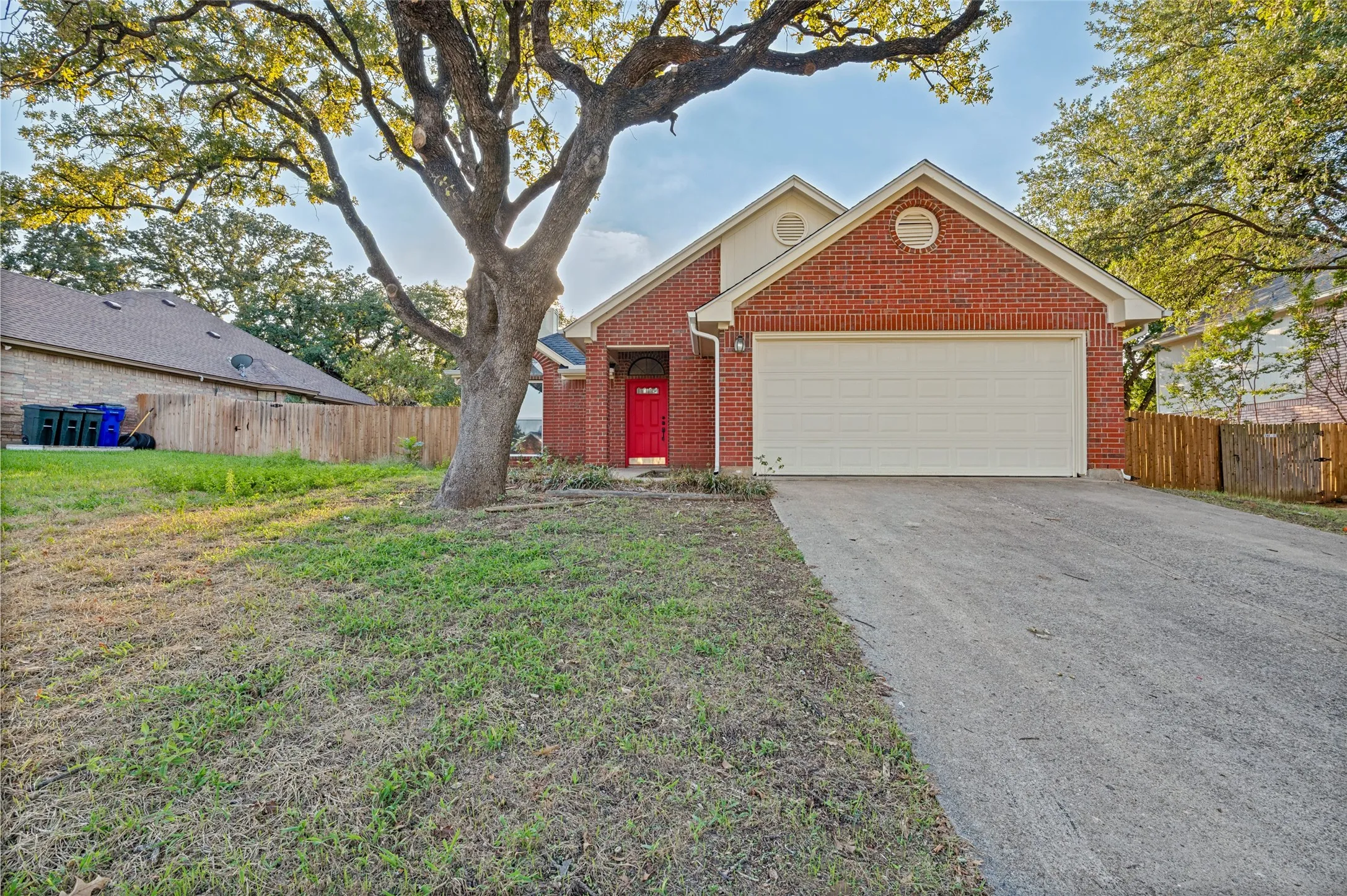 Single Family Residence For Sale in Tarrant County , 605 Reeves Lane, Kennedale, Texas 76060, 3 Bedroom, 2 Bathroom, 2 Garage spaces, 1,349 Sqft, built in 1986, mls#21409059, Real Estate Agent in Kennedale, Homes For Sale in Tarrant county, Homes For Sale in Kennedale, Realtor in Kennedale Texas, Real Estate Brokerage Independent Realty Texas, Luminita Cordes Realtor