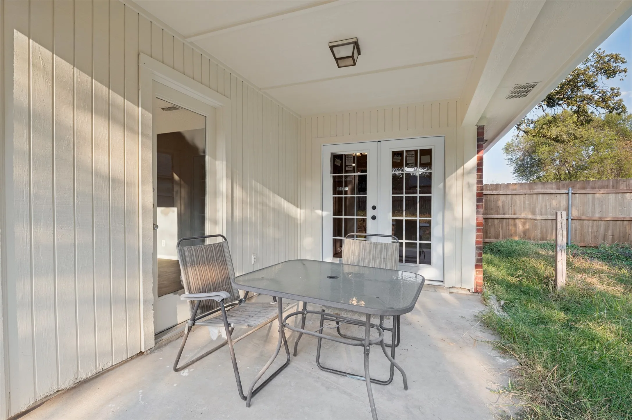 Single Family Residence For Sale in Tarrant County , 605 Reeves Lane, Kennedale, Texas 76060, 3 Bedroom, 2 Bathroom, 2 Garage spaces, 1,349 Sqft, built in 1986, mls#21409059, Real Estate Agent in Kennedale, Homes For Sale in Tarrant county, Homes For Sale in Kennedale, Realtor in Kennedale Texas, Real Estate Brokerage Independent Realty Texas, Luminita Cordes Realtor