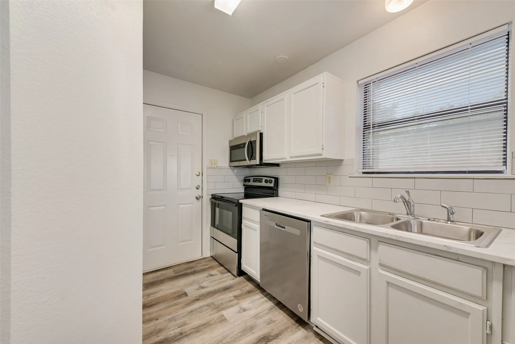 Duplex For Rent in Dallas County , 914 wentwood Drive, De Soto, Texas 75115, 3 Bedroom, 3 Bathroom, 1 Garage spaces, 1,372 Sqft, built in 1985, mls#21407943, Real Estate Agent in De Soto, Homes For Rent in Dallas county, Homes For Rent in De Soto, Realtor in De Soto Texas, Real Estate Brokerage Independent Realty Texas, Luminita Cordes Realtor