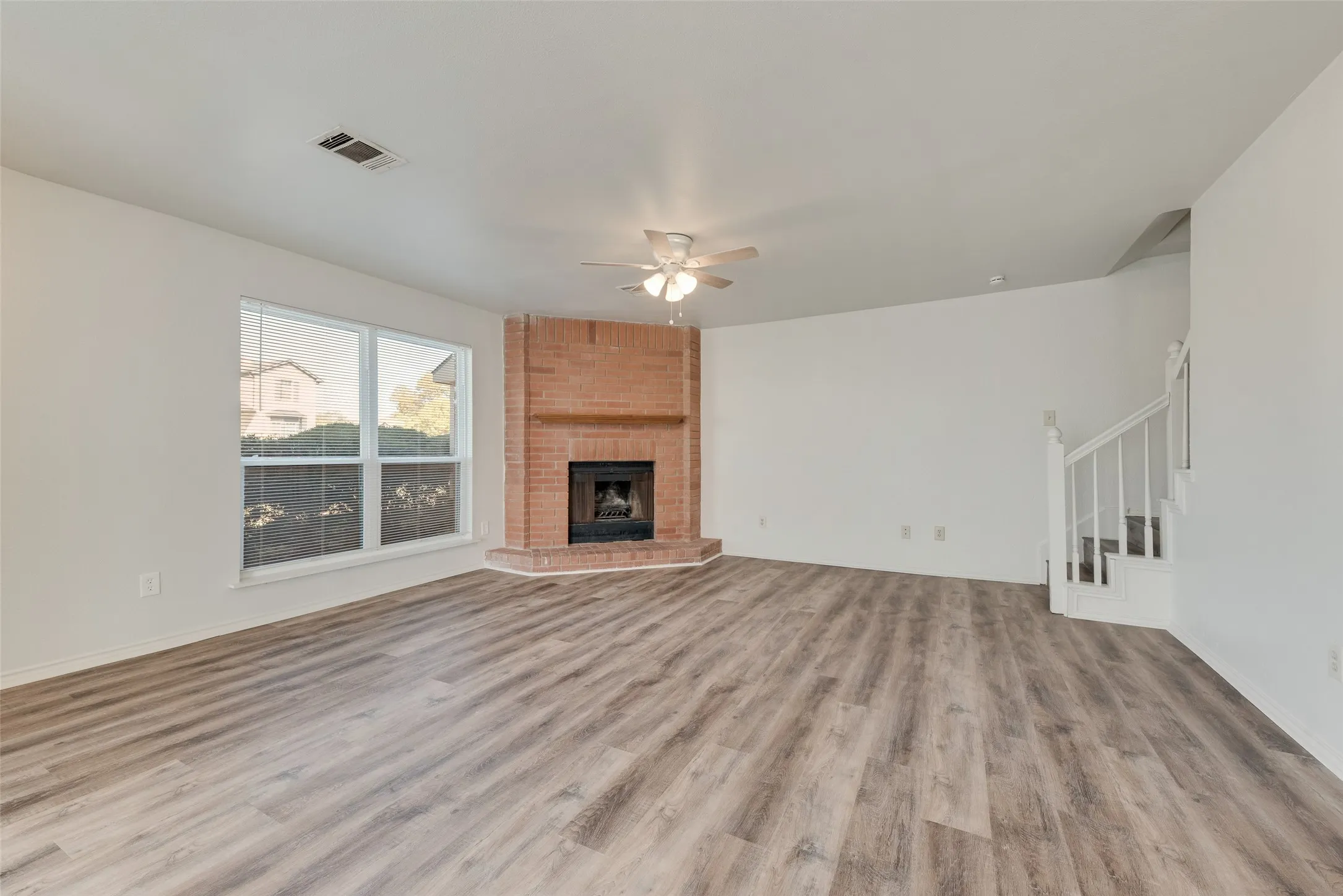 Duplex For Rent in Dallas County , 914 wentwood Drive, De Soto, Texas 75115, 3 Bedroom, 3 Bathroom, 1 Garage spaces, 1,372 Sqft, built in 1985, mls#21407943, Real Estate Agent in De Soto, Homes For Rent in Dallas county, Homes For Rent in De Soto, Realtor in De Soto Texas, Real Estate Brokerage Independent Realty Texas, Luminita Cordes Realtor