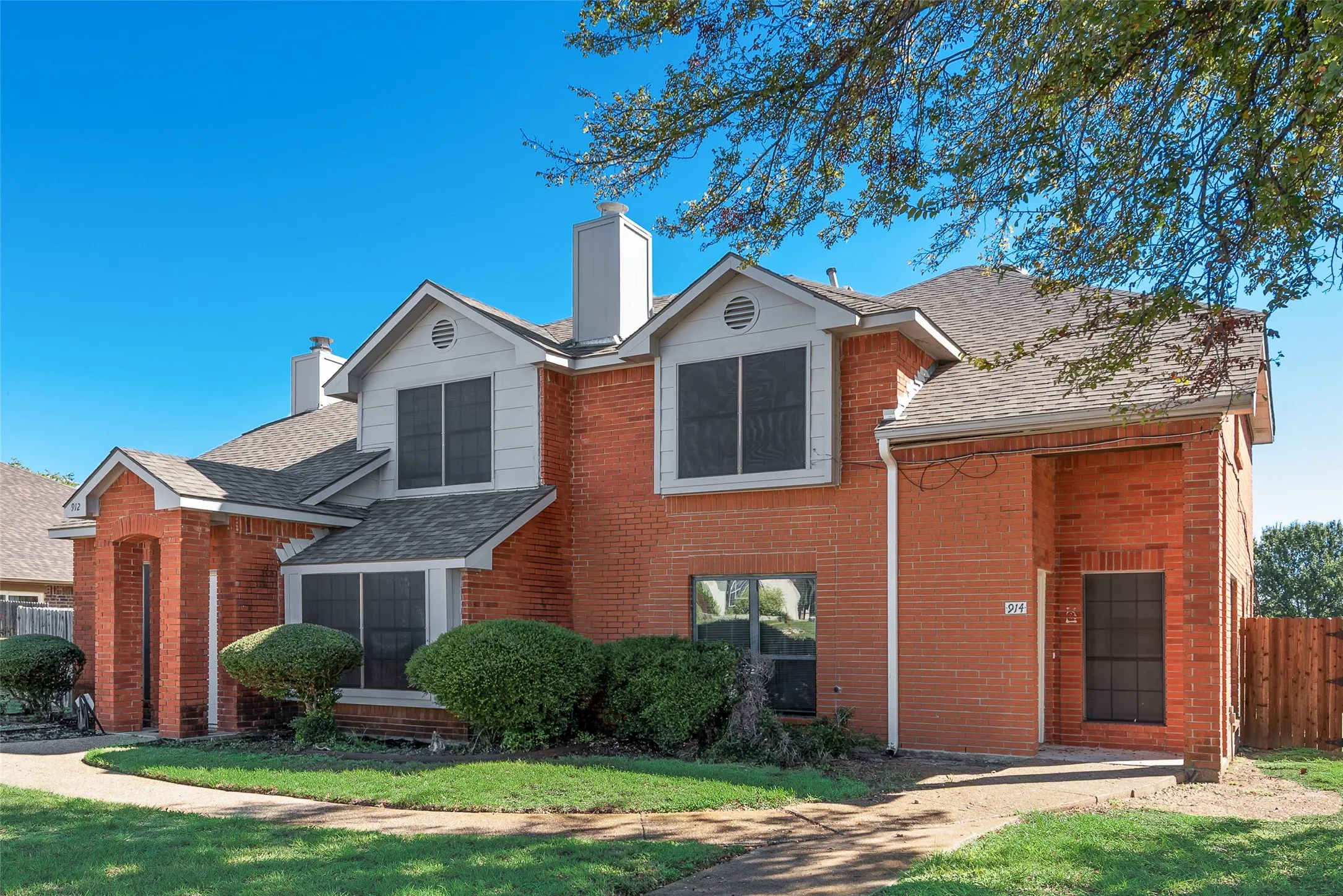 Duplex For Rent in Dallas County , 914 wentwood Drive, De Soto, Texas 75115, 3 Bedroom, 3 Bathroom, 1 Garage spaces, 1,372 Sqft, built in 1985, mls#21407943, Real Estate Agent in De Soto, Homes For Rent in Dallas county, Homes For Rent in De Soto, Realtor in De Soto Texas, Real Estate Brokerage Independent Realty Texas, Luminita Cordes Realtor