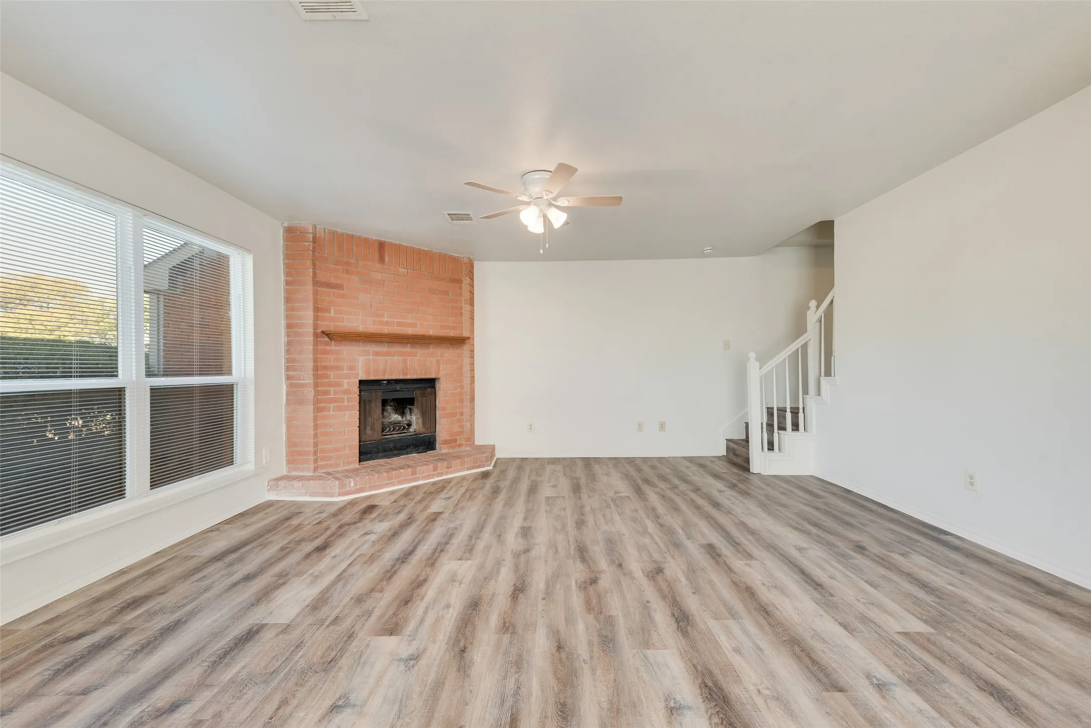 Duplex For Rent in Dallas County , 914 wentwood Drive, De Soto, Texas 75115, 3 Bedroom, 3 Bathroom, 1 Garage spaces, 1,372 Sqft, built in 1985, mls#21407943, Real Estate Agent in De Soto, Homes For Rent in Dallas county, Homes For Rent in De Soto, Realtor in De Soto Texas, Real Estate Brokerage Independent Realty Texas, Luminita Cordes Realtor