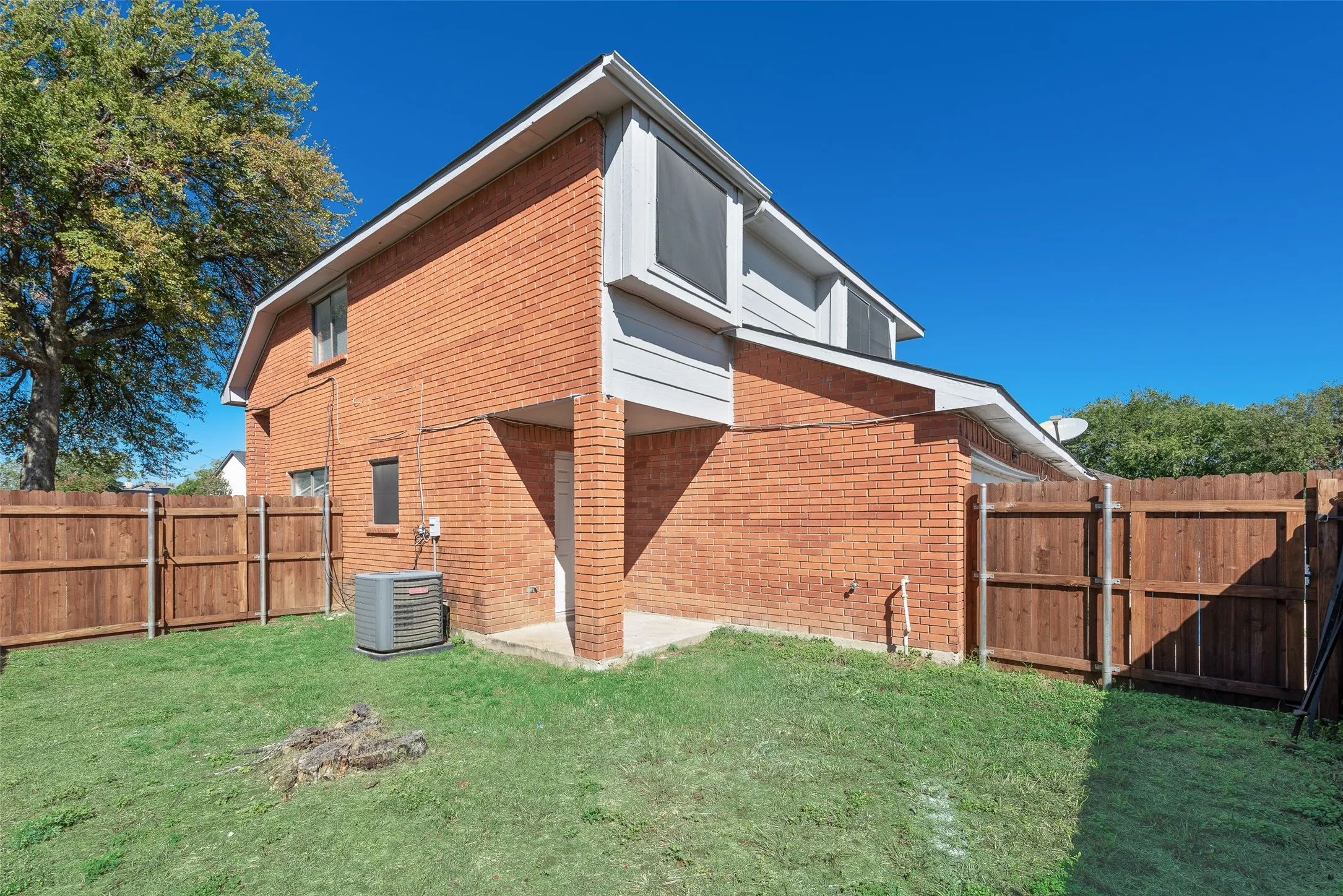 Duplex For Rent in Dallas County , 914 wentwood Drive, De Soto, Texas 75115, 3 Bedroom, 3 Bathroom, 1 Garage spaces, 1,372 Sqft, built in 1985, mls#21407943, Real Estate Agent in De Soto, Homes For Rent in Dallas county, Homes For Rent in De Soto, Realtor in De Soto Texas, Real Estate Brokerage Independent Realty Texas, Luminita Cordes Realtor