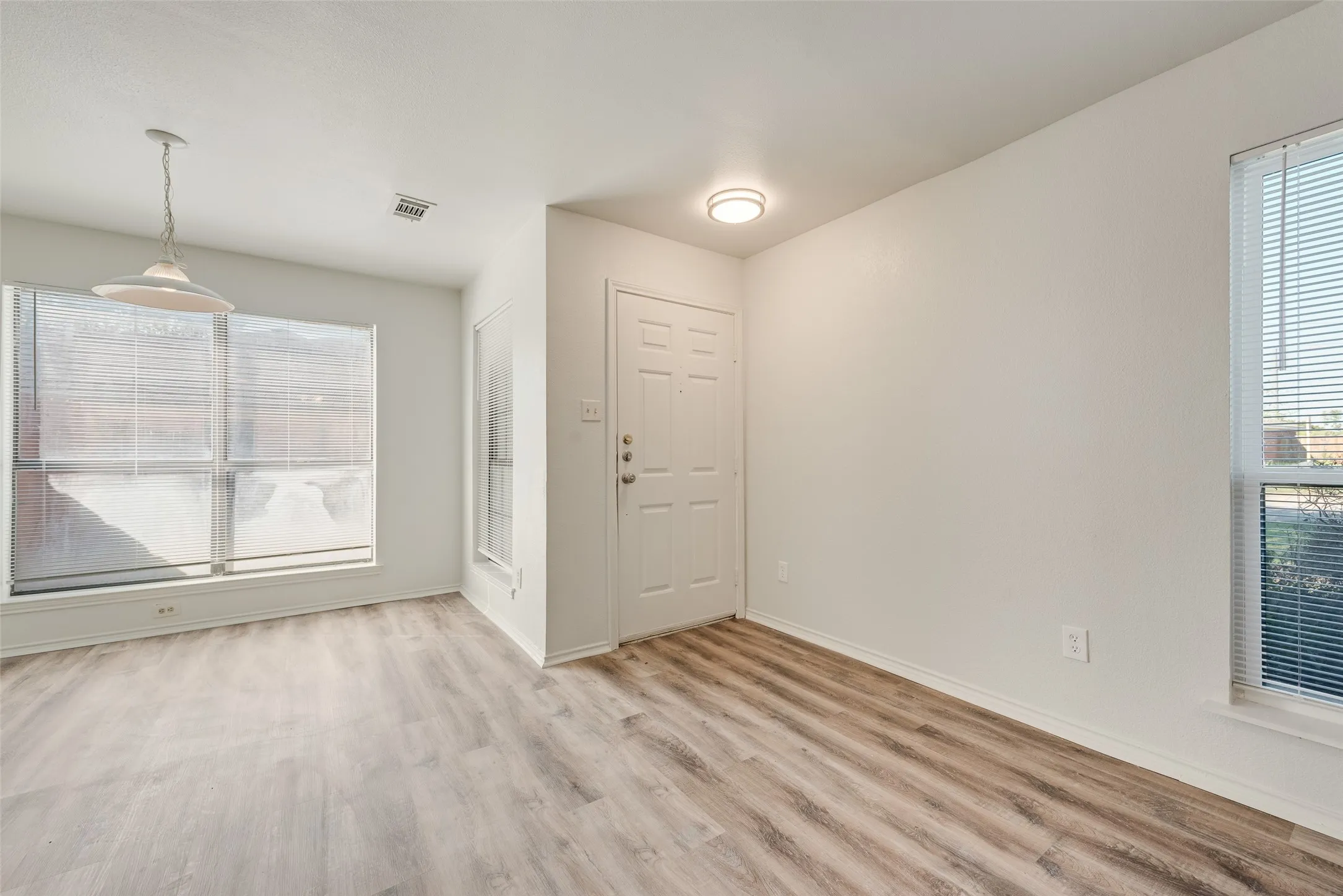 Duplex For Rent in Dallas County , 914 wentwood Drive, De Soto, Texas 75115, 3 Bedroom, 3 Bathroom, 1 Garage spaces, 1,372 Sqft, built in 1985, mls#21407943, Real Estate Agent in De Soto, Homes For Rent in Dallas county, Homes For Rent in De Soto, Realtor in De Soto Texas, Real Estate Brokerage Independent Realty Texas, Luminita Cordes Realtor