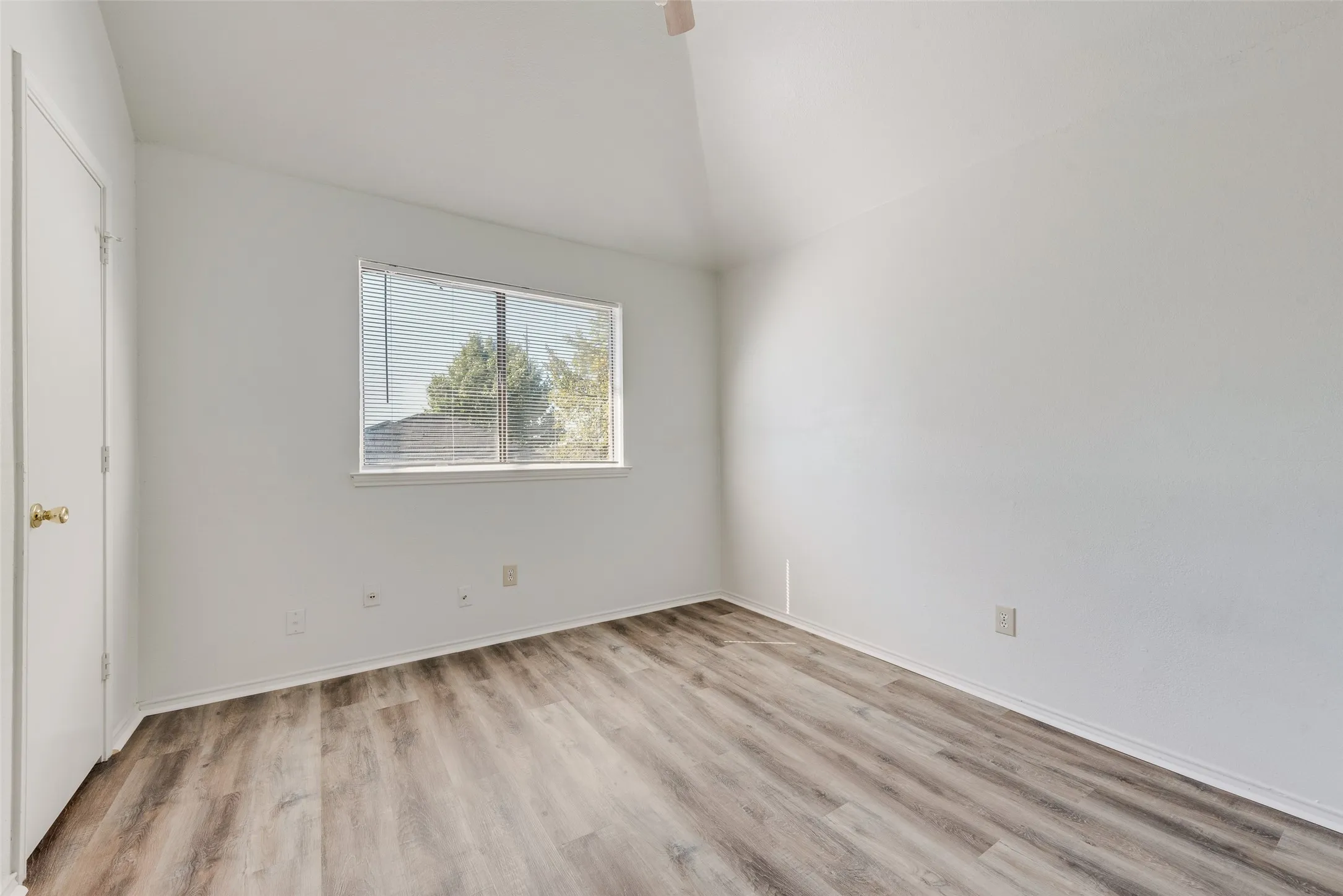 Duplex For Rent in Dallas County , 914 wentwood Drive, De Soto, Texas 75115, 3 Bedroom, 3 Bathroom, 1 Garage spaces, 1,372 Sqft, built in 1985, mls#21407943, Real Estate Agent in De Soto, Homes For Rent in Dallas county, Homes For Rent in De Soto, Realtor in De Soto Texas, Real Estate Brokerage Independent Realty Texas, Luminita Cordes Realtor