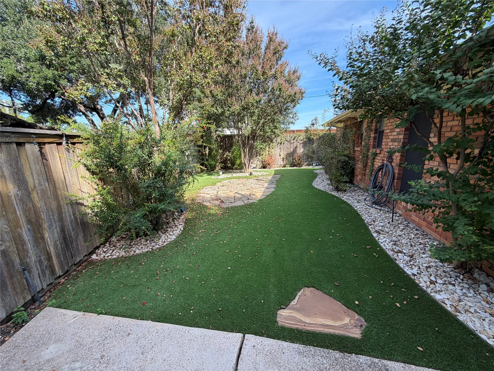 Duplex For Rent in Dallas County , 9229 Highedge Circle, Dallas, Texas 75238, 3 Bedroom, 3 Bathroom, 2 Garage spaces, 1,799 Sqft, built in 1985, mls#21408147, Real Estate Agent in Dallas, Homes For Rent in Dallas county, Homes For Rent in Dallas, Realtor in Dallas Texas, Real Estate Brokerage Independent Realty Texas, Luminita Cordes Realtor