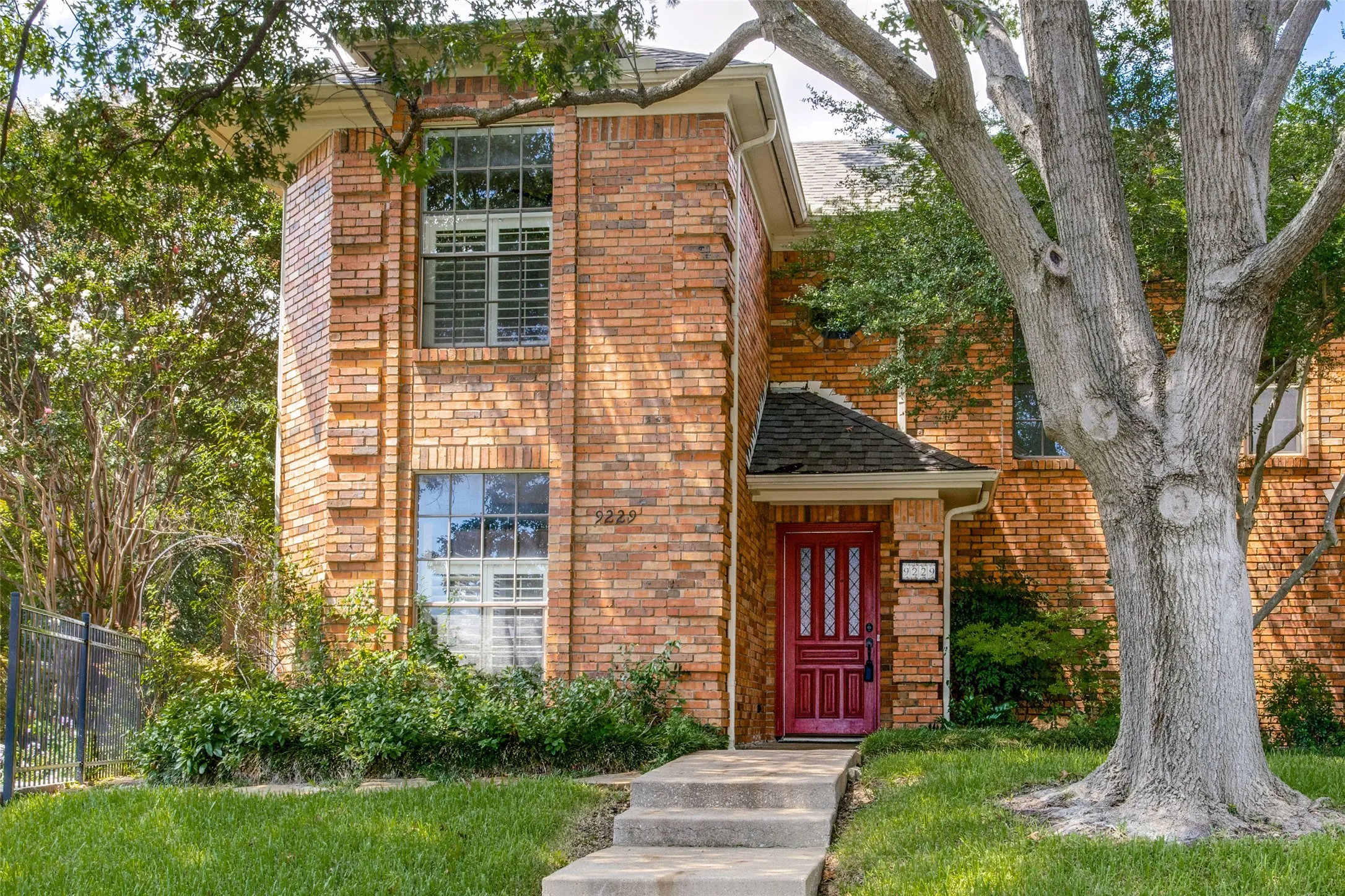 Duplex For Rent in Dallas County , 9229 Highedge Circle, Dallas, Texas 75238, 3 Bedroom, 3 Bathroom, 2 Garage spaces, 1,799 Sqft, built in 1985, mls#21408147, Real Estate Agent in Dallas, Homes For Rent in Dallas county, Homes For Rent in Dallas, Realtor in Dallas Texas, Real Estate Brokerage Independent Realty Texas, Luminita Cordes Realtor