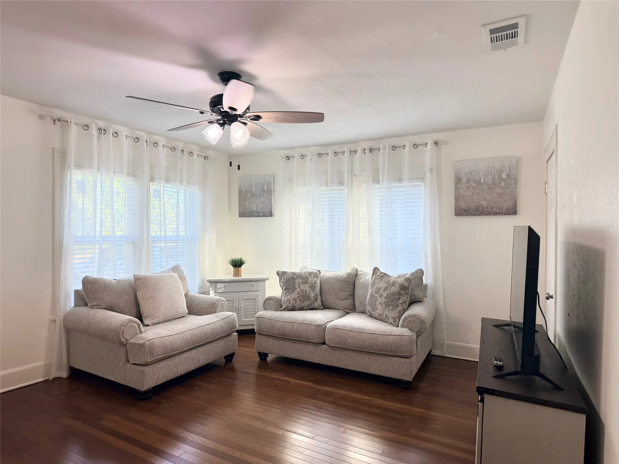 Duplex For Rent in Tarrant County , 3114 Frazier Avenue, Fort Worth, Texas 76110, 1 Bedroom, 1 Bathroom, Garage spaces, 775 Sqft, built in 1922, mls#21407474, Real Estate Agent in Fort Worth, Homes For Rent in Tarrant county, Homes For Rent in Fort Worth, Realtor in Fort Worth Texas, Real Estate Brokerage Independent Realty Texas, Luminita Cordes Realtor