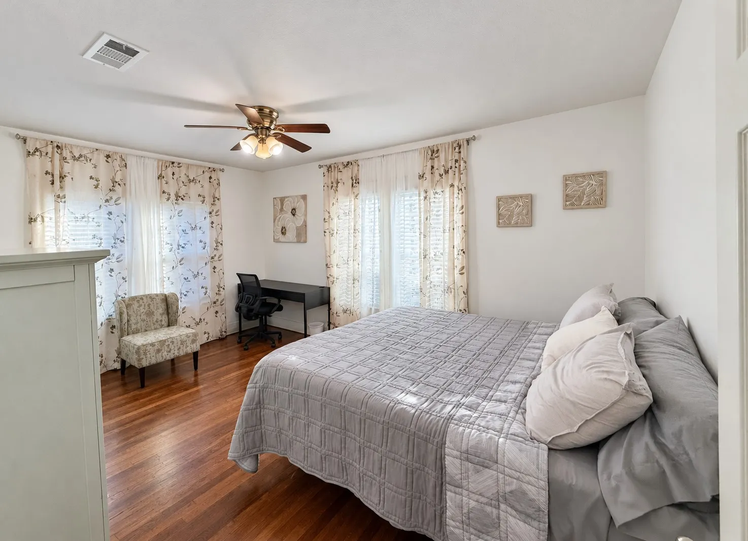 Duplex For Rent in Tarrant County , 3114 Frazier Avenue, Fort Worth, Texas 76110, 1 Bedroom, 1 Bathroom, Garage spaces, 775 Sqft, built in 1922, mls#21407474, Real Estate Agent in Fort Worth, Homes For Rent in Tarrant county, Homes For Rent in Fort Worth, Realtor in Fort Worth Texas, Real Estate Brokerage Independent Realty Texas, Luminita Cordes Realtor
