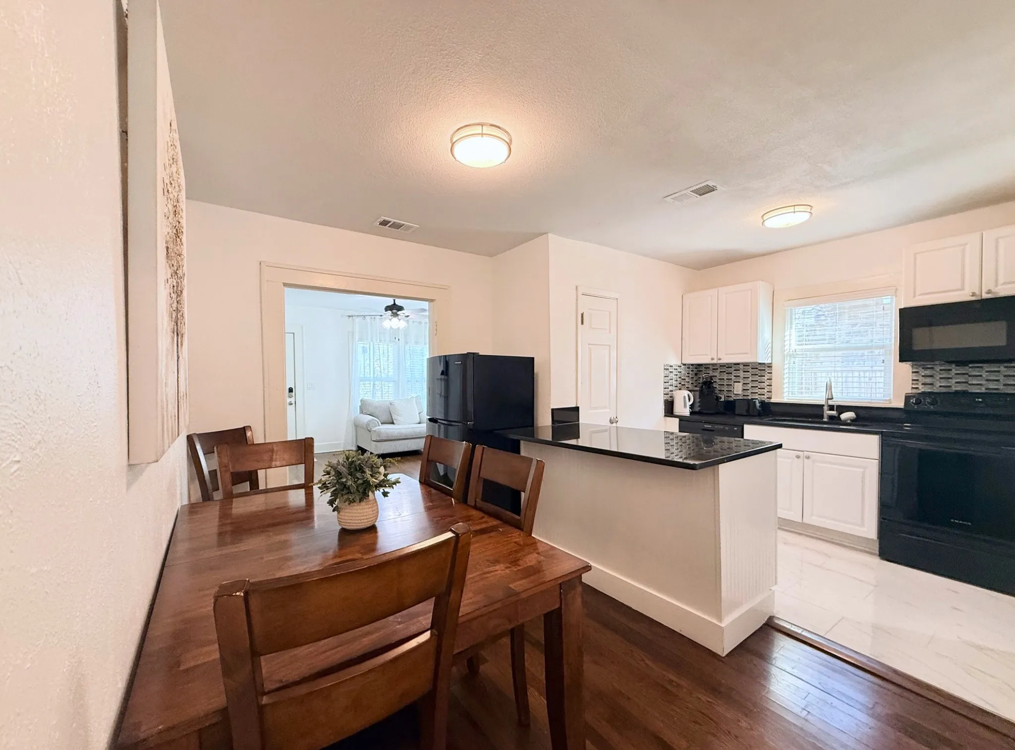 Duplex For Rent in Tarrant County , 3114 Frazier Avenue, Fort Worth, Texas 76110, 1 Bedroom, 1 Bathroom, Garage spaces, 775 Sqft, built in 1922, mls#21407474, Real Estate Agent in Fort Worth, Homes For Rent in Tarrant county, Homes For Rent in Fort Worth, Realtor in Fort Worth Texas, Real Estate Brokerage Independent Realty Texas, Luminita Cordes Realtor