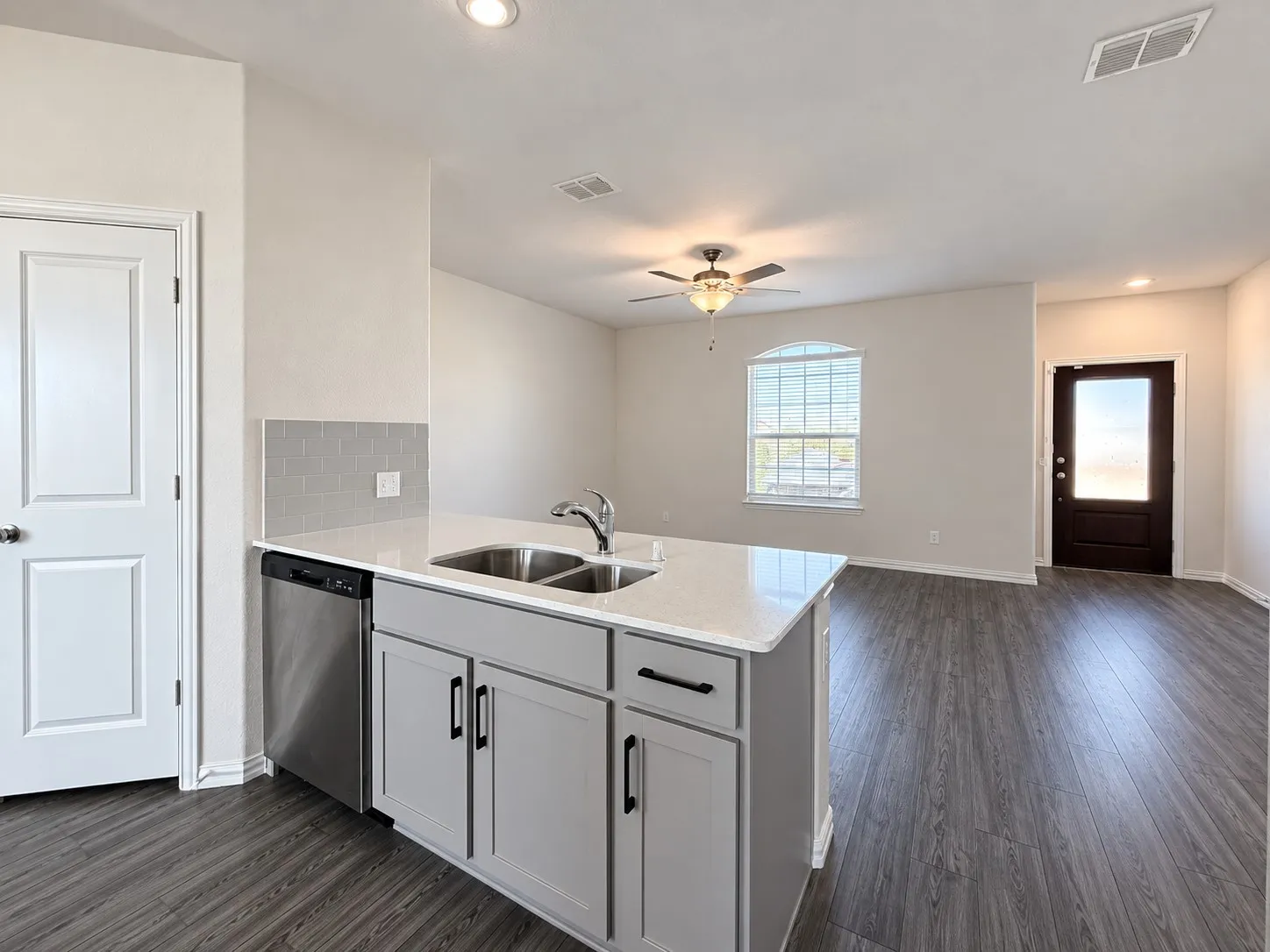 Single Family Residence For Rent in Kaufman County , 5608 Elwood Drive, Forney, Texas 75126, 3 Bedroom, 2 Bathroom, 2 Garage spaces, 1,442 Sqft, built in 2021, mls#21408649, Real Estate Agent in Forney, Homes For Rent in Kaufman county, Homes For Rent in Forney, Realtor in Forney Texas, Real Estate Brokerage Independent Realty Texas, Luminita Cordes Realtor