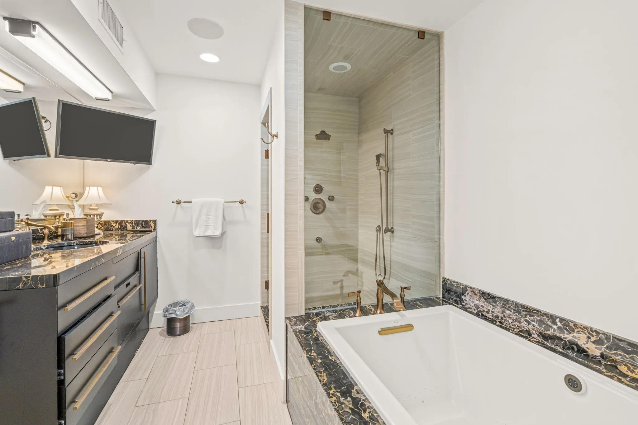 Single Family Residence For Sale in Tarrant County , 4400 Ridgehaven Road, Fort Worth, Texas 76116, 4 Bedroom, 7 Bathroom, Garage spaces, 7,032 Sqft, built in 1952, mls#21409067, Real Estate Agent in Fort Worth, Homes For Sale in Tarrant county, Homes For Sale in Fort Worth, Realtor in Fort Worth Texas, Real Estate Brokerage Independent Realty Texas, Luminita Cordes Realtor