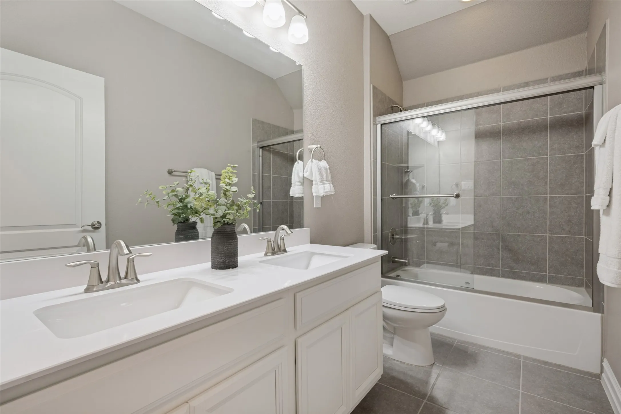 Secondary bathroom downstairs.