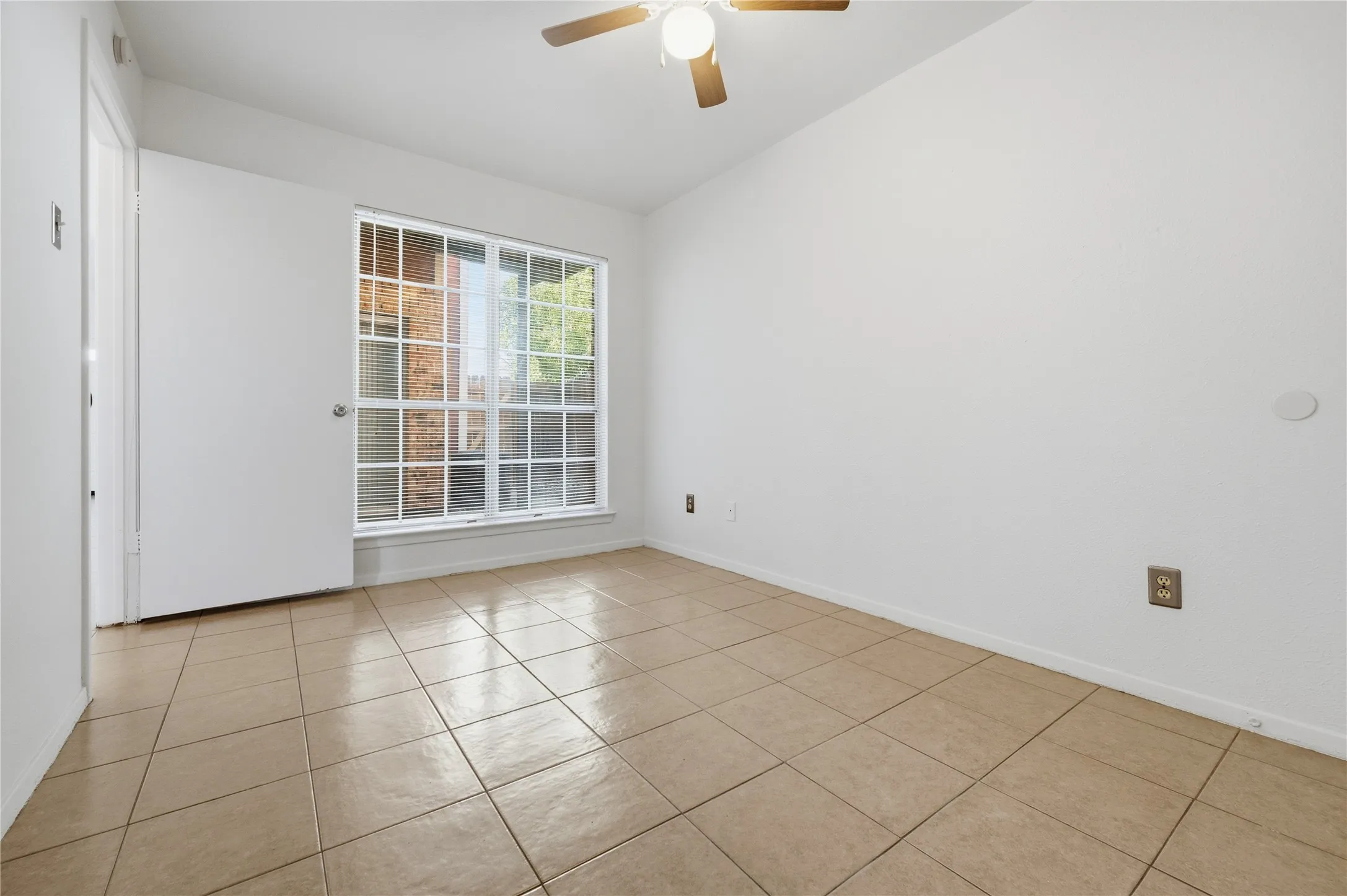 Single Family Residence For Sale in Dallas County , 1524 Abilene Drive, Mesquite, Texas 75150, 2 Bedroom, 2 Bathroom, Garage spaces, 966 Sqft, built in 1983, mls#21408968, Real Estate Agent in Mesquite, Homes For Sale in Dallas county, Homes For Sale in Mesquite, Realtor in Mesquite Texas, Real Estate Brokerage Independent Realty Texas, Luminita Cordes Realtor