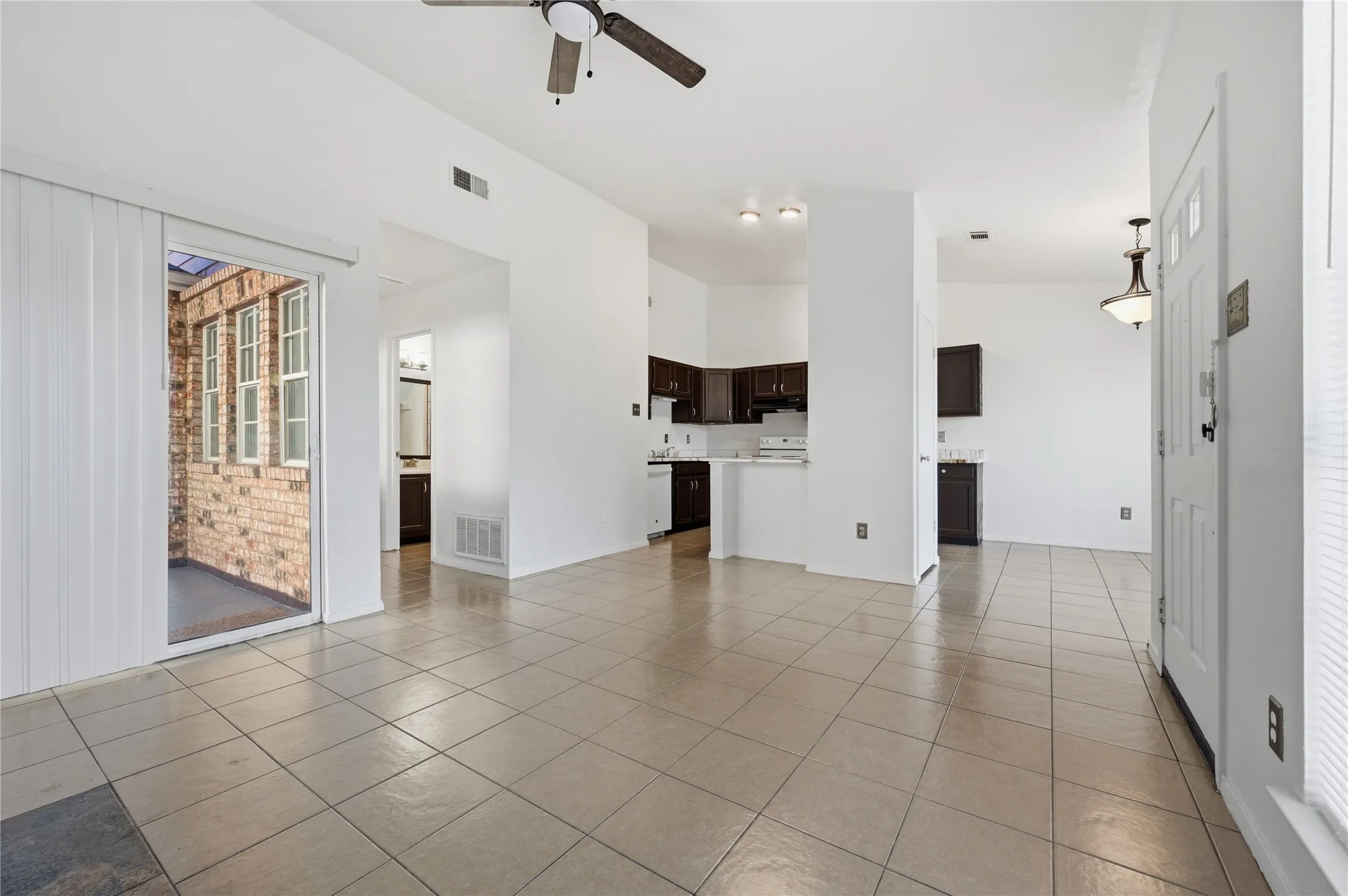 Single Family Residence For Sale in Dallas County , 1524 Abilene Drive, Mesquite, Texas 75150, 2 Bedroom, 2 Bathroom, Garage spaces, 966 Sqft, built in 1983, mls#21408968, Real Estate Agent in Mesquite, Homes For Sale in Dallas county, Homes For Sale in Mesquite, Realtor in Mesquite Texas, Real Estate Brokerage Independent Realty Texas, Luminita Cordes Realtor