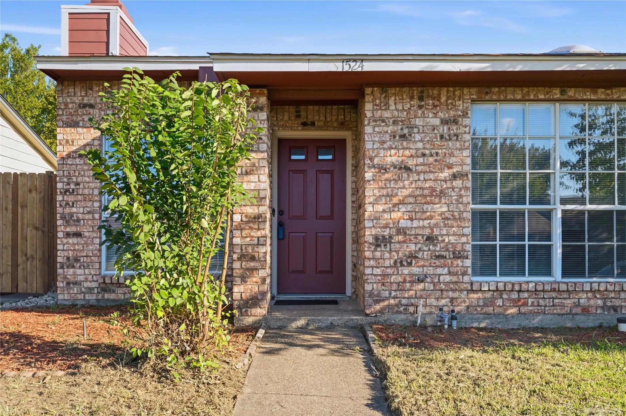 Single Family Residence For Sale in Dallas County , 1524 Abilene Drive, Mesquite, Texas 75150, 2 Bedroom, 2 Bathroom, Garage spaces, 966 Sqft, built in 1983, mls#21408968, Real Estate Agent in Mesquite, Homes For Sale in Dallas county, Homes For Sale in Mesquite, Realtor in Mesquite Texas, Real Estate Brokerage Independent Realty Texas, Luminita Cordes Realtor