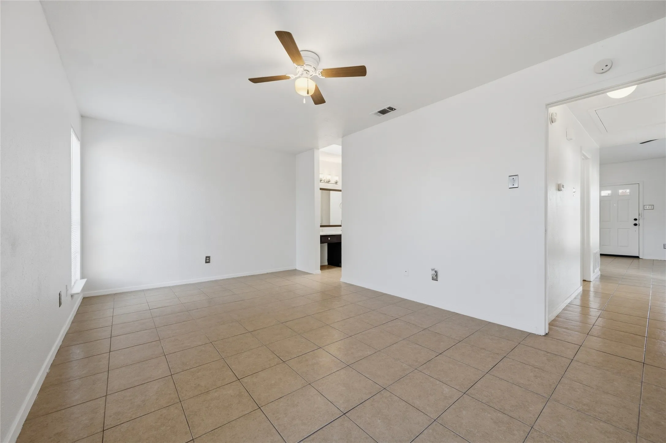 Single Family Residence For Sale in Dallas County , 1524 Abilene Drive, Mesquite, Texas 75150, 2 Bedroom, 2 Bathroom, Garage spaces, 966 Sqft, built in 1983, mls#21408968, Real Estate Agent in Mesquite, Homes For Sale in Dallas county, Homes For Sale in Mesquite, Realtor in Mesquite Texas, Real Estate Brokerage Independent Realty Texas, Luminita Cordes Realtor