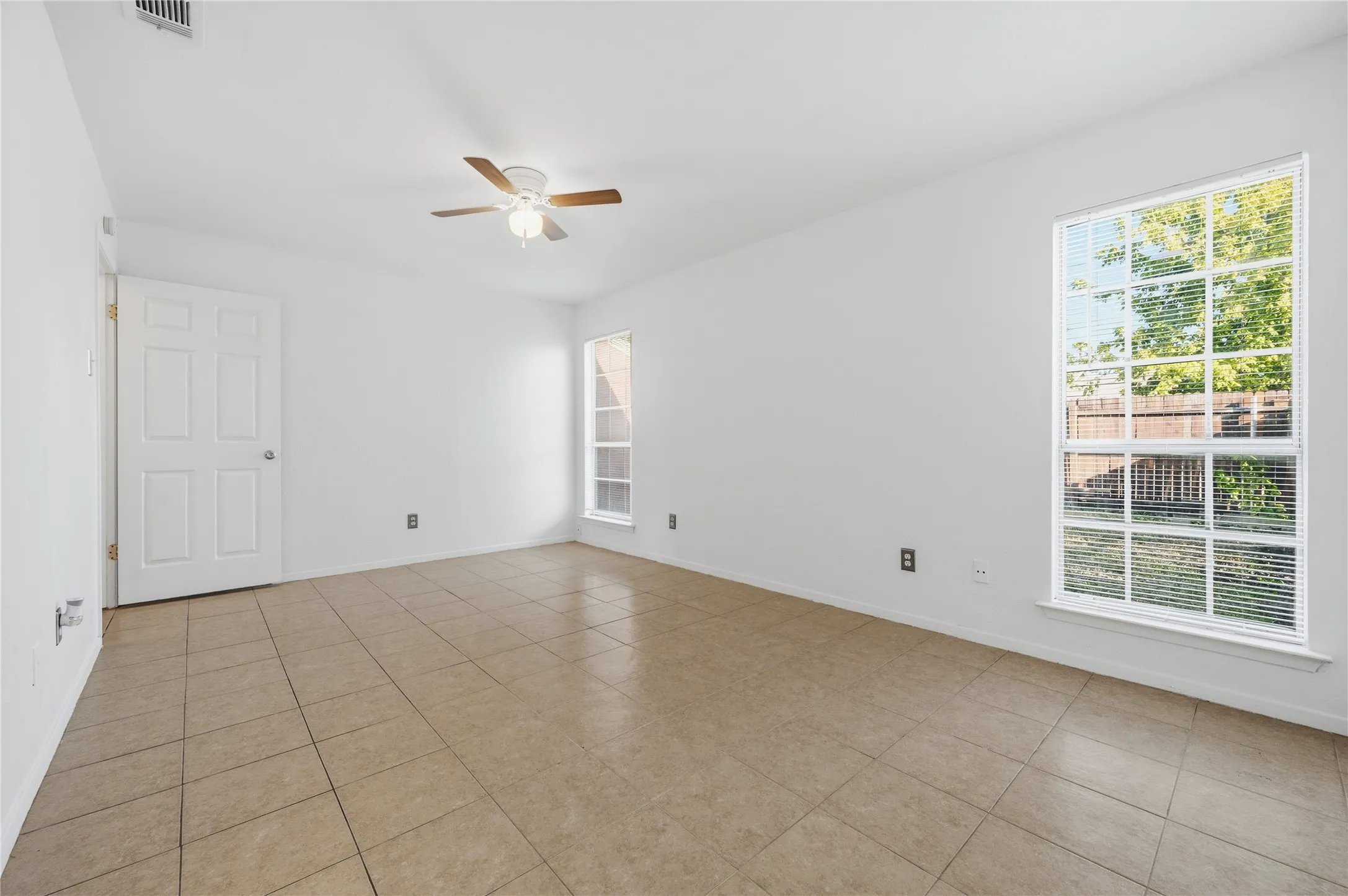 Single Family Residence For Sale in Dallas County , 1524 Abilene Drive, Mesquite, Texas 75150, 2 Bedroom, 2 Bathroom, Garage spaces, 966 Sqft, built in 1983, mls#21408968, Real Estate Agent in Mesquite, Homes For Sale in Dallas county, Homes For Sale in Mesquite, Realtor in Mesquite Texas, Real Estate Brokerage Independent Realty Texas, Luminita Cordes Realtor