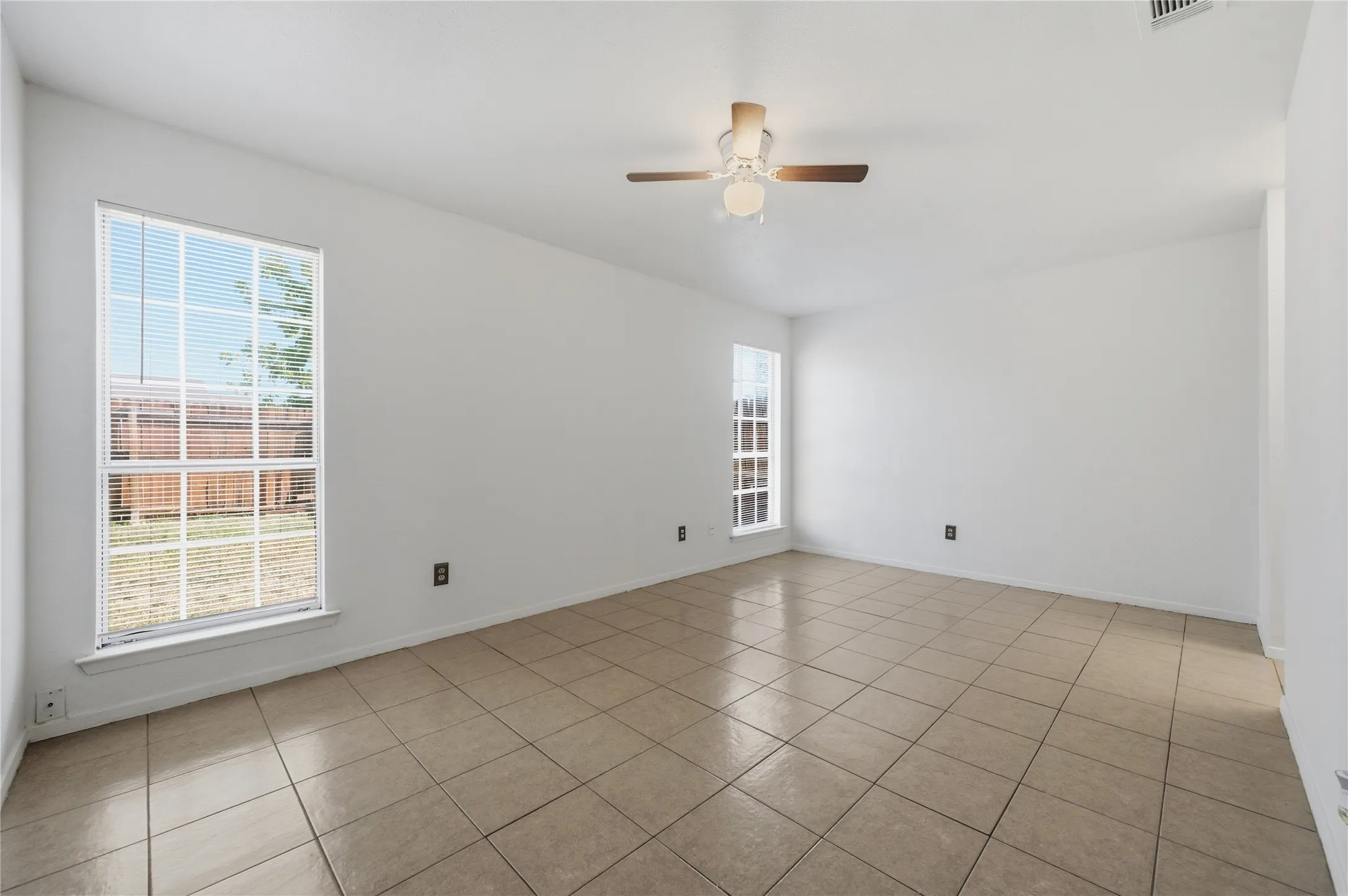 Single Family Residence For Sale in Dallas County , 1524 Abilene Drive, Mesquite, Texas 75150, 2 Bedroom, 2 Bathroom, Garage spaces, 966 Sqft, built in 1983, mls#21408968, Real Estate Agent in Mesquite, Homes For Sale in Dallas county, Homes For Sale in Mesquite, Realtor in Mesquite Texas, Real Estate Brokerage Independent Realty Texas, Luminita Cordes Realtor
