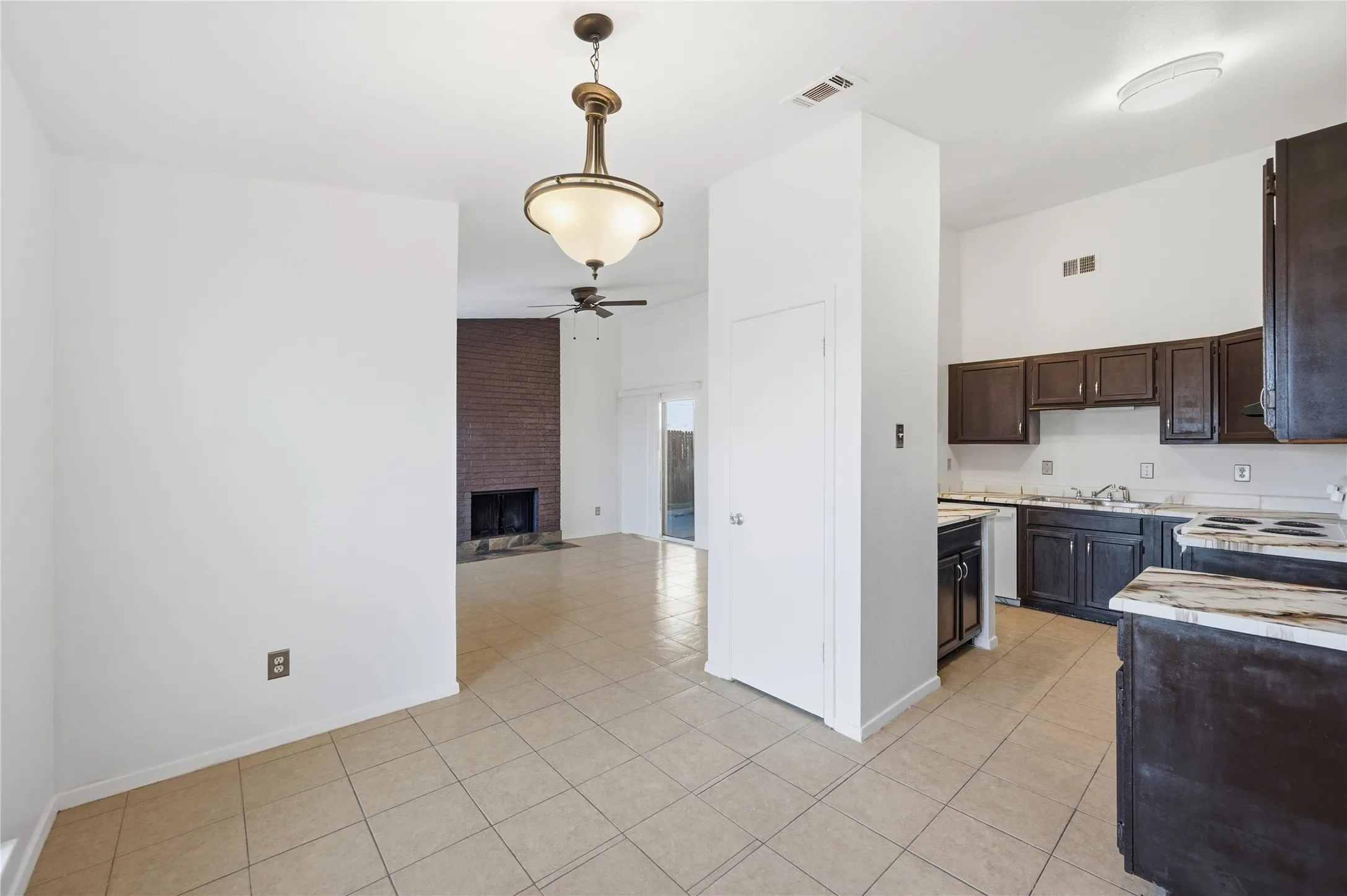 Single Family Residence For Sale in Dallas County , 1524 Abilene Drive, Mesquite, Texas 75150, 2 Bedroom, 2 Bathroom, Garage spaces, 966 Sqft, built in 1983, mls#21408968, Real Estate Agent in Mesquite, Homes For Sale in Dallas county, Homes For Sale in Mesquite, Realtor in Mesquite Texas, Real Estate Brokerage Independent Realty Texas, Luminita Cordes Realtor