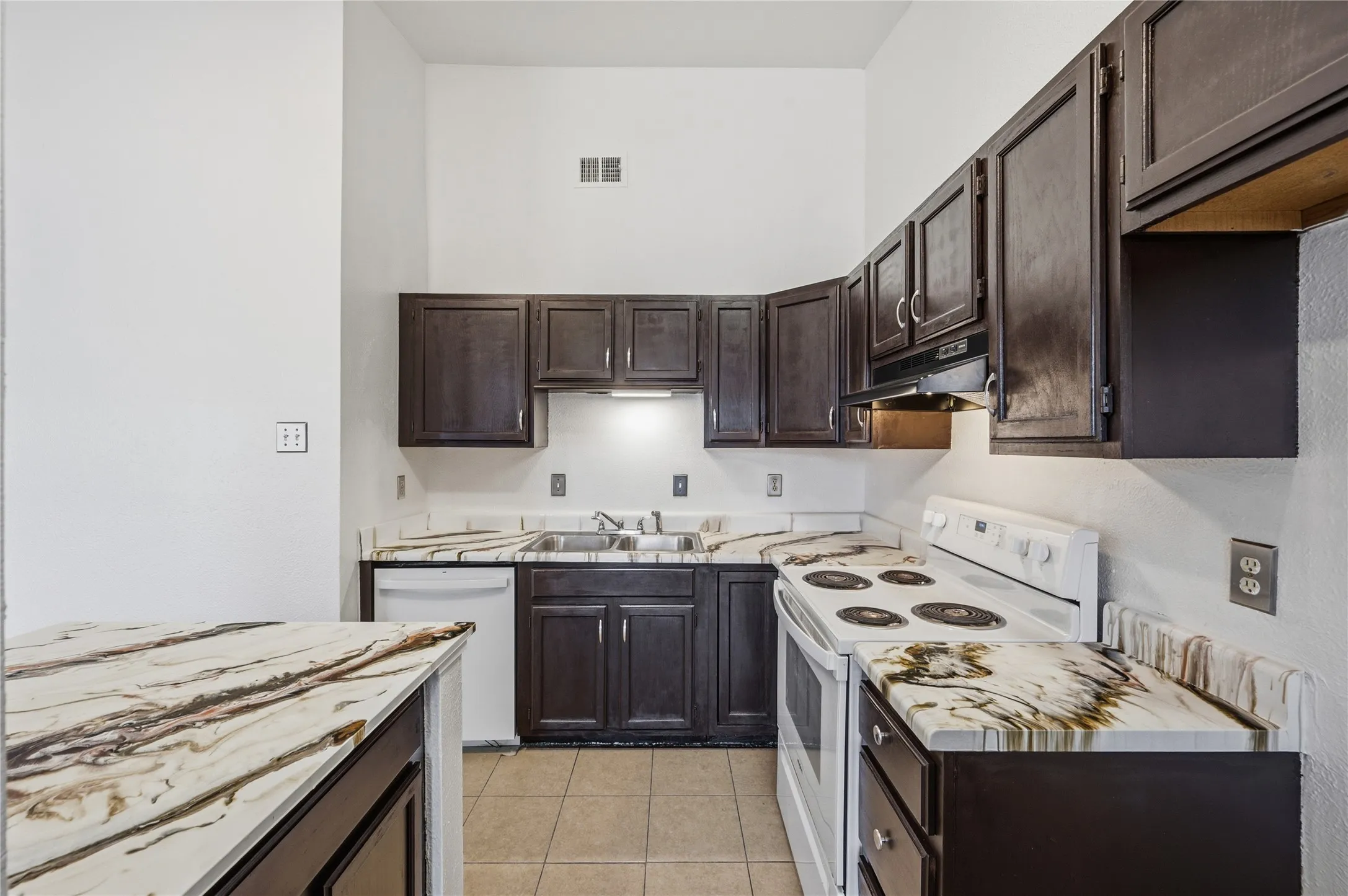 Single Family Residence For Sale in Dallas County , 1524 Abilene Drive, Mesquite, Texas 75150, 2 Bedroom, 2 Bathroom, Garage spaces, 966 Sqft, built in 1983, mls#21408968, Real Estate Agent in Mesquite, Homes For Sale in Dallas county, Homes For Sale in Mesquite, Realtor in Mesquite Texas, Real Estate Brokerage Independent Realty Texas, Luminita Cordes Realtor