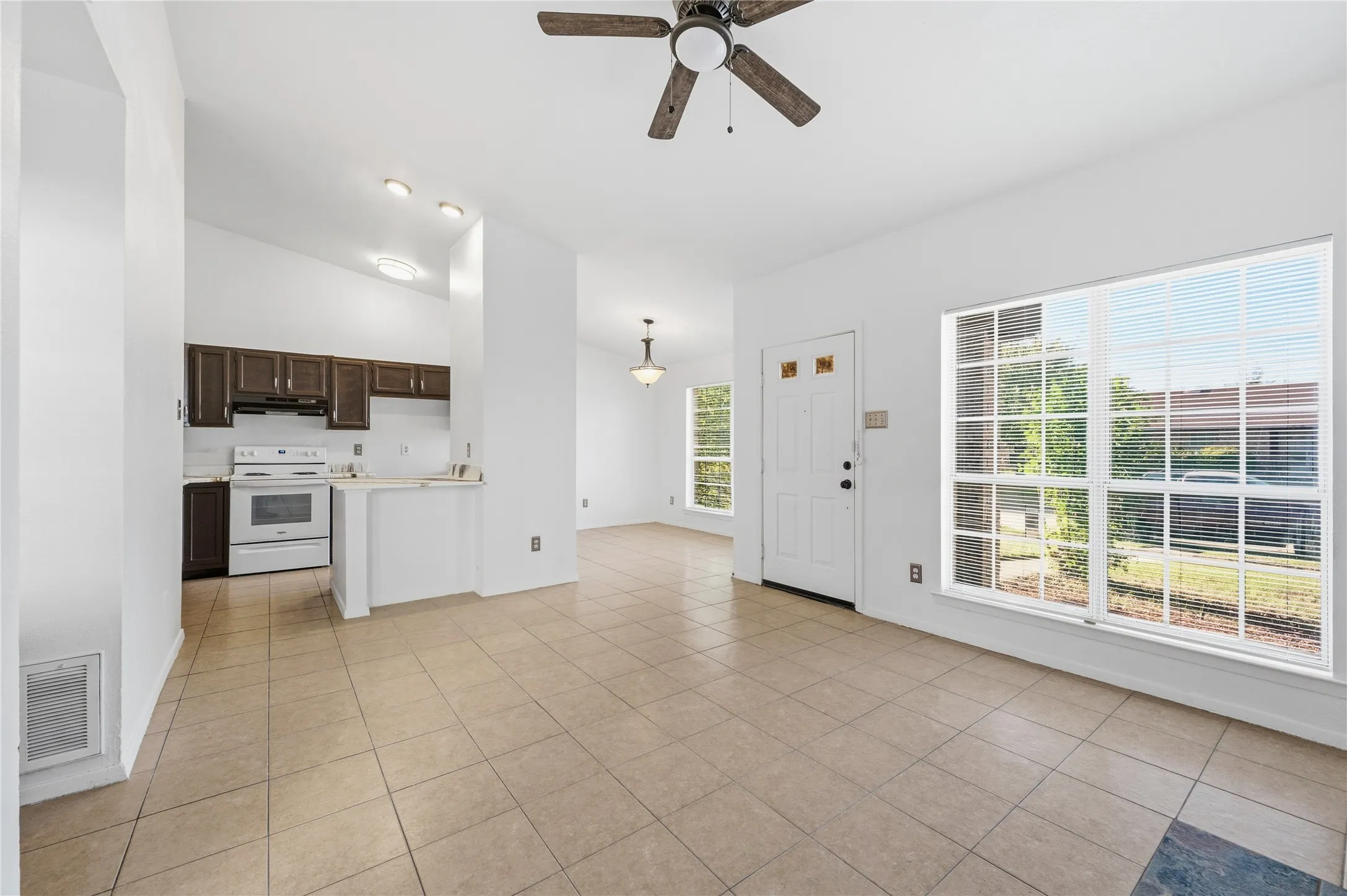 Single Family Residence For Sale in Dallas County , 1524 Abilene Drive, Mesquite, Texas 75150, 2 Bedroom, 2 Bathroom, Garage spaces, 966 Sqft, built in 1983, mls#21408968, Real Estate Agent in Mesquite, Homes For Sale in Dallas county, Homes For Sale in Mesquite, Realtor in Mesquite Texas, Real Estate Brokerage Independent Realty Texas, Luminita Cordes Realtor