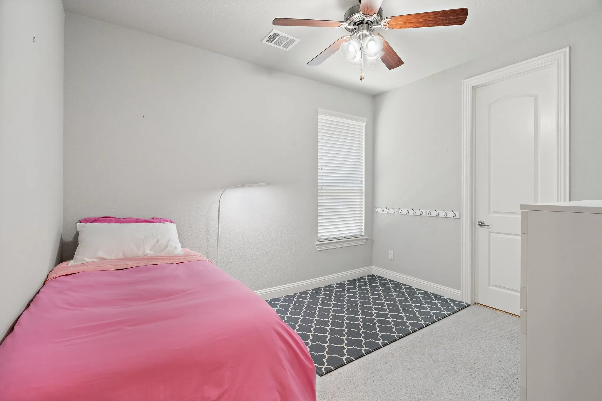 Single Family Residence For Rent in Collin County , 10912 Smithville Place, Mc Kinney, Texas 75071, 4 Bedroom, 3 Bathroom, 2 Garage spaces, 2,434 Sqft, built in 2017, mls#21407958, Real Estate Agent in Mc Kinney, Homes For Rent in Collin county, Homes For Rent in Mc Kinney, Realtor in Mc Kinney Texas, Real Estate Brokerage Independent Realty Texas, Luminita Cordes Realtor