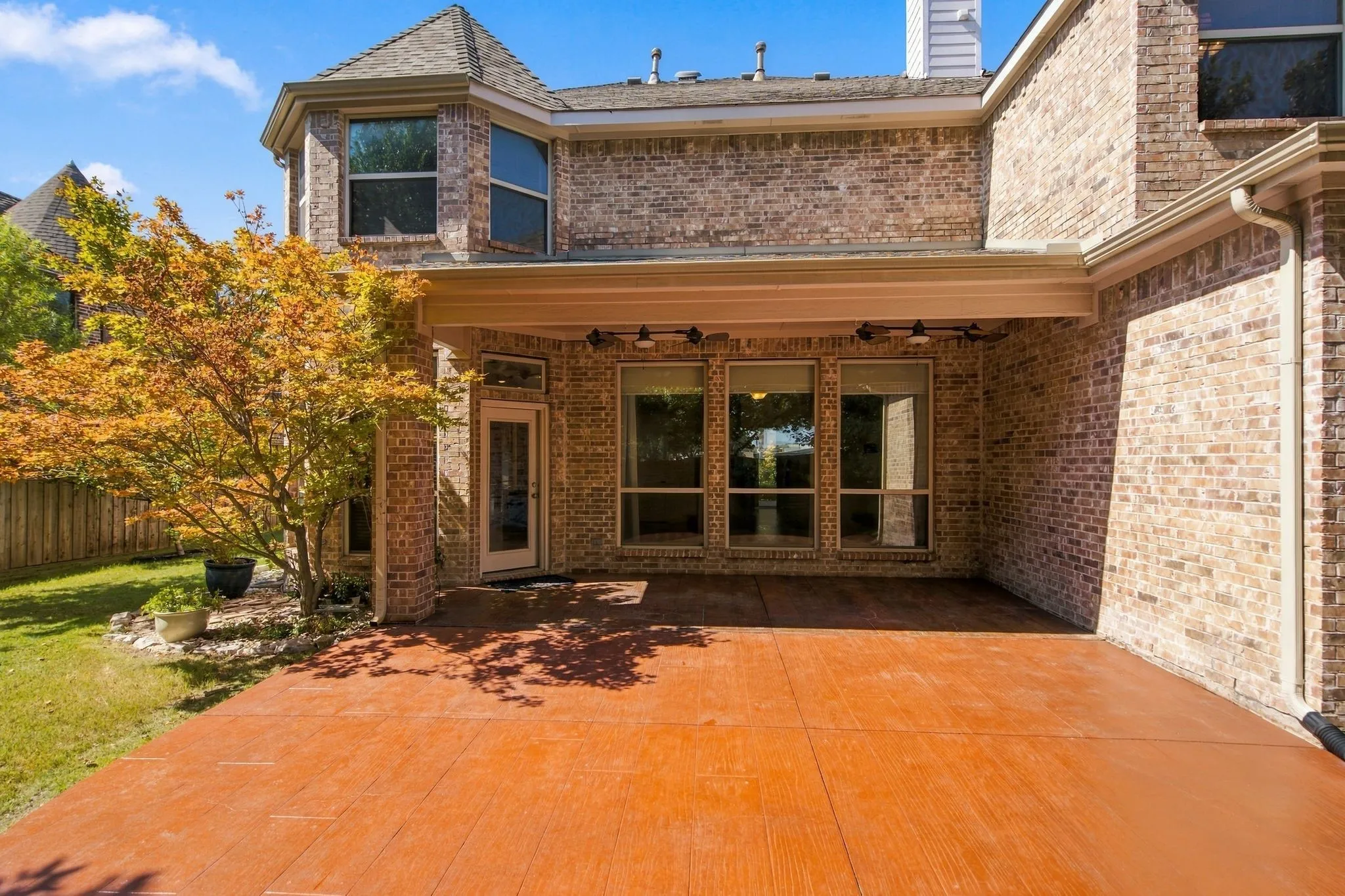 Covered patio, beautiful landscaping