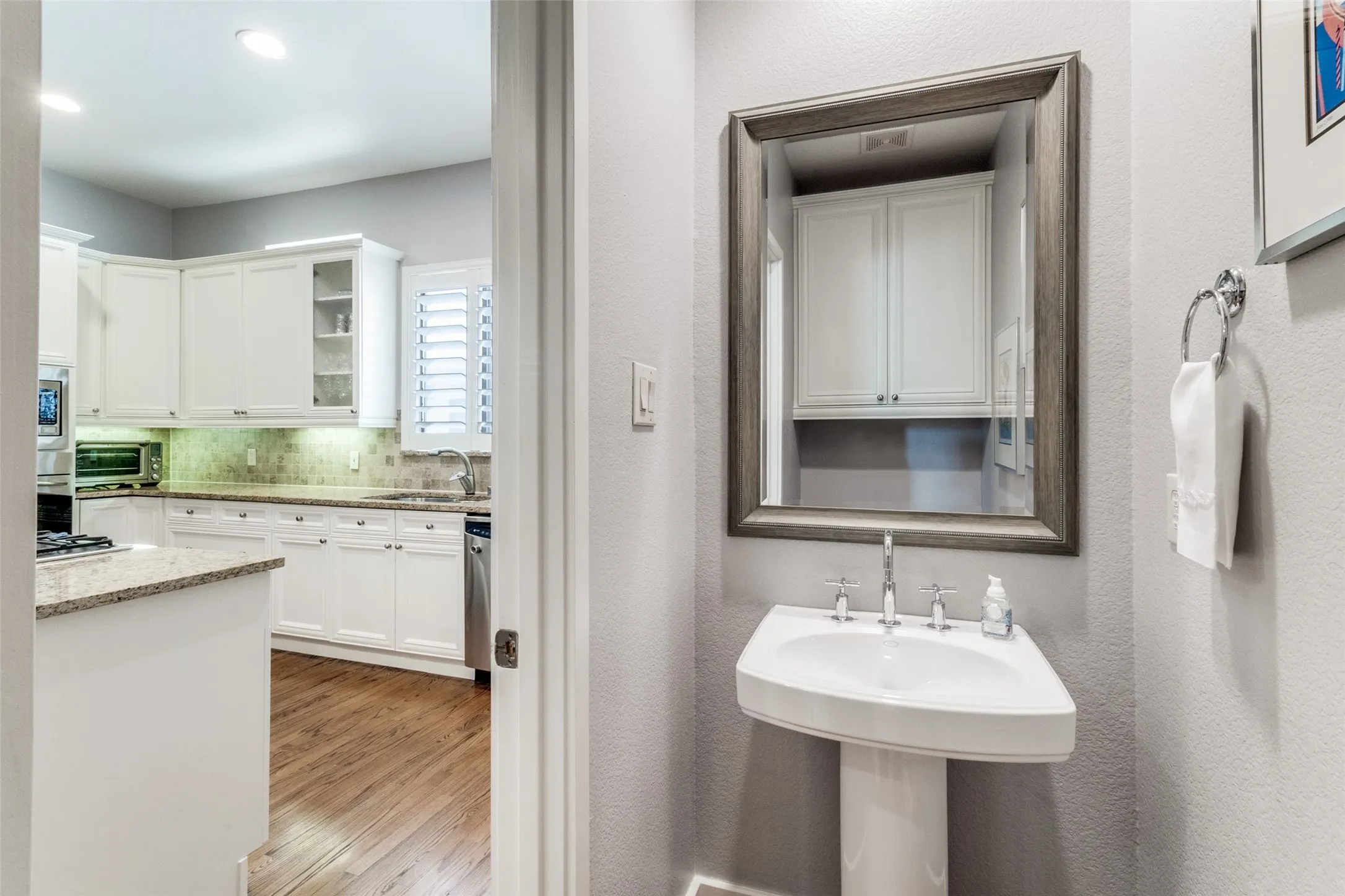 Condominium For Rent in Dallas County , 2411 N Hall Street 31, Dallas, Texas 75204, 2 Bedroom, 3 Bathroom, 2 Garage spaces, 1,810 Sqft, built in 2006, mls#21408974, Real Estate Agent in Dallas, Homes For Rent in Dallas county, Homes For Rent in Dallas, Realtor in Dallas Texas, Real Estate Brokerage Independent Realty Texas, Luminita Cordes Realtor