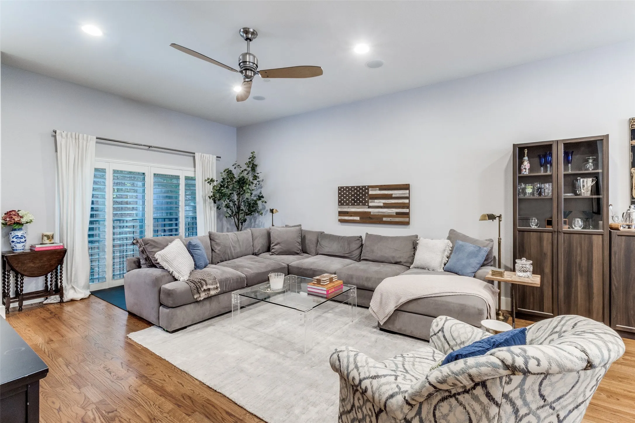 Condominium For Rent in Dallas County , 2411 N Hall Street 31, Dallas, Texas 75204, 2 Bedroom, 3 Bathroom, 2 Garage spaces, 1,810 Sqft, built in 2006, mls#21408974, Real Estate Agent in Dallas, Homes For Rent in Dallas county, Homes For Rent in Dallas, Realtor in Dallas Texas, Real Estate Brokerage Independent Realty Texas, Luminita Cordes Realtor