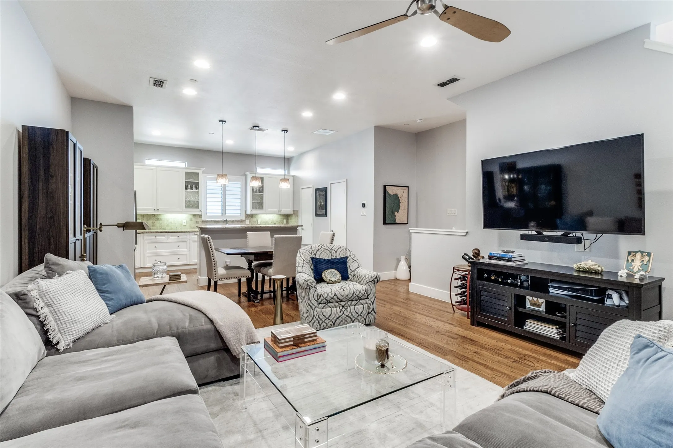 Condominium For Rent in Dallas County , 2411 N Hall Street 31, Dallas, Texas 75204, 2 Bedroom, 3 Bathroom, 2 Garage spaces, 1,810 Sqft, built in 2006, mls#21408974, Real Estate Agent in Dallas, Homes For Rent in Dallas county, Homes For Rent in Dallas, Realtor in Dallas Texas, Real Estate Brokerage Independent Realty Texas, Luminita Cordes Realtor