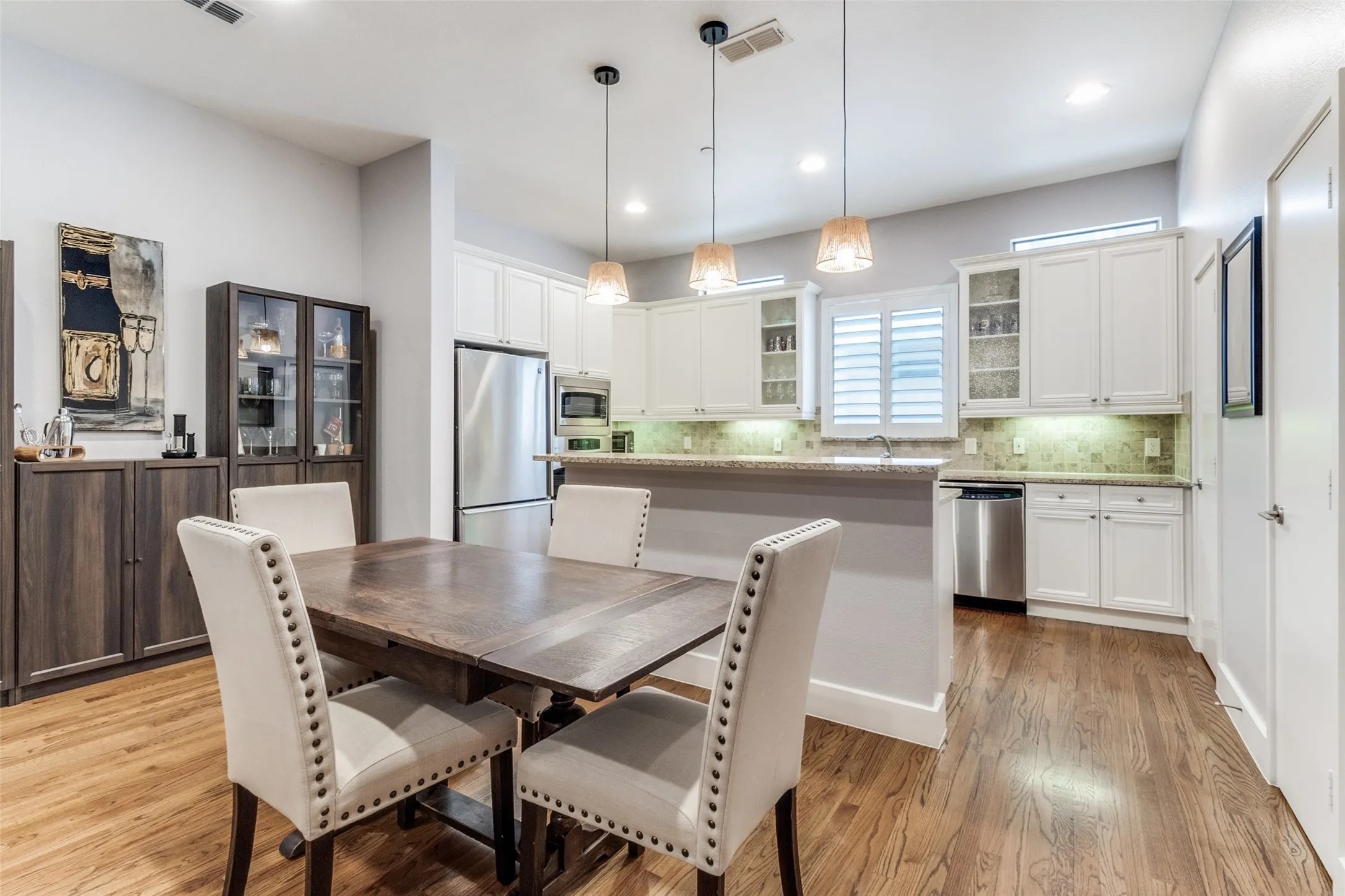 Condominium For Rent in Dallas County , 2411 N Hall Street 31, Dallas, Texas 75204, 2 Bedroom, 3 Bathroom, 2 Garage spaces, 1,810 Sqft, built in 2006, mls#21408974, Real Estate Agent in Dallas, Homes For Rent in Dallas county, Homes For Rent in Dallas, Realtor in Dallas Texas, Real Estate Brokerage Independent Realty Texas, Luminita Cordes Realtor