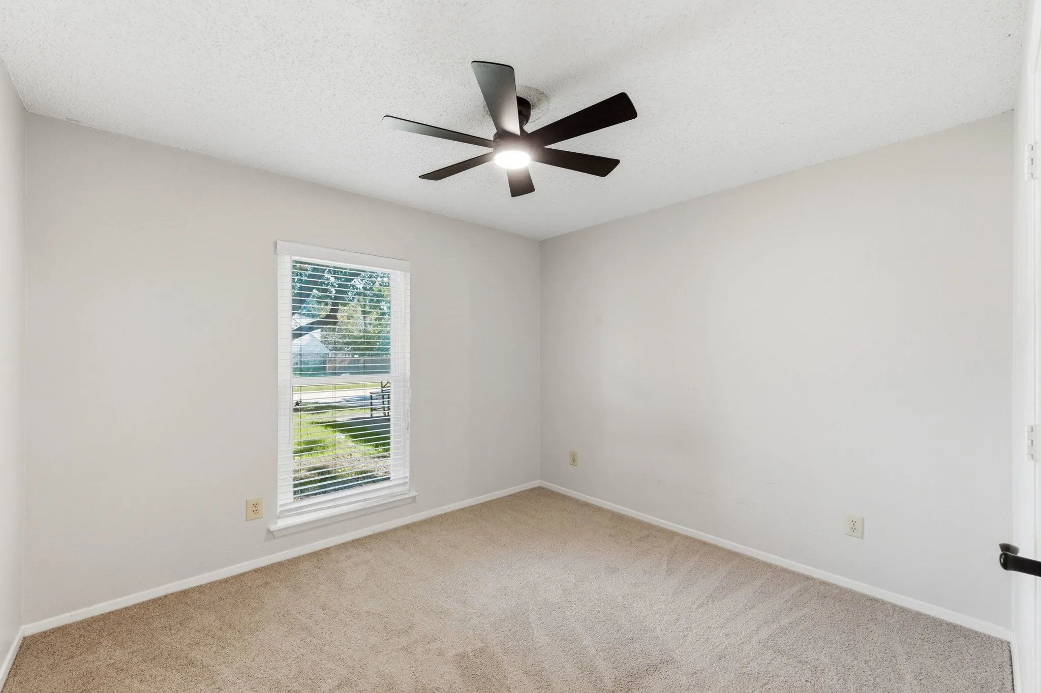 Single Family Residence For Sale in Denton County , 1933 Pin Oak Drive, Flower Mound, Texas 75028, 3 Bedroom, 2 Bathroom, 2 Garage spaces, 1,513 Sqft, built in 1981, mls#21409062, Real Estate Agent in Flower Mound, Homes For Sale in Denton county, Homes For Sale in Flower Mound, Realtor in Flower Mound Texas, Real Estate Brokerage Independent Realty Texas, Luminita Cordes Realtor