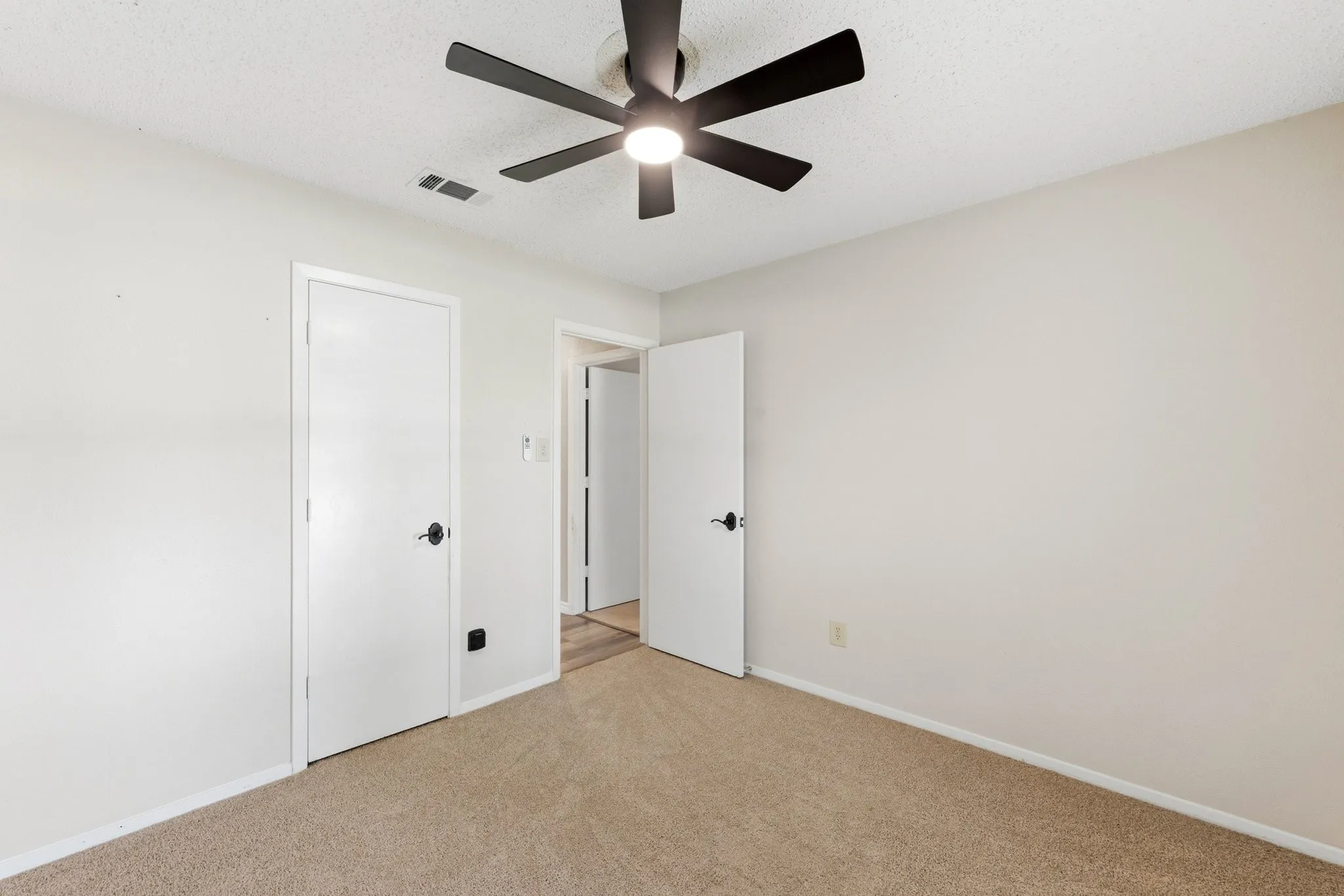 Single Family Residence For Sale in Denton County , 1933 Pin Oak Drive, Flower Mound, Texas 75028, 3 Bedroom, 2 Bathroom, 2 Garage spaces, 1,513 Sqft, built in 1981, mls#21409062, Real Estate Agent in Flower Mound, Homes For Sale in Denton county, Homes For Sale in Flower Mound, Realtor in Flower Mound Texas, Real Estate Brokerage Independent Realty Texas, Luminita Cordes Realtor