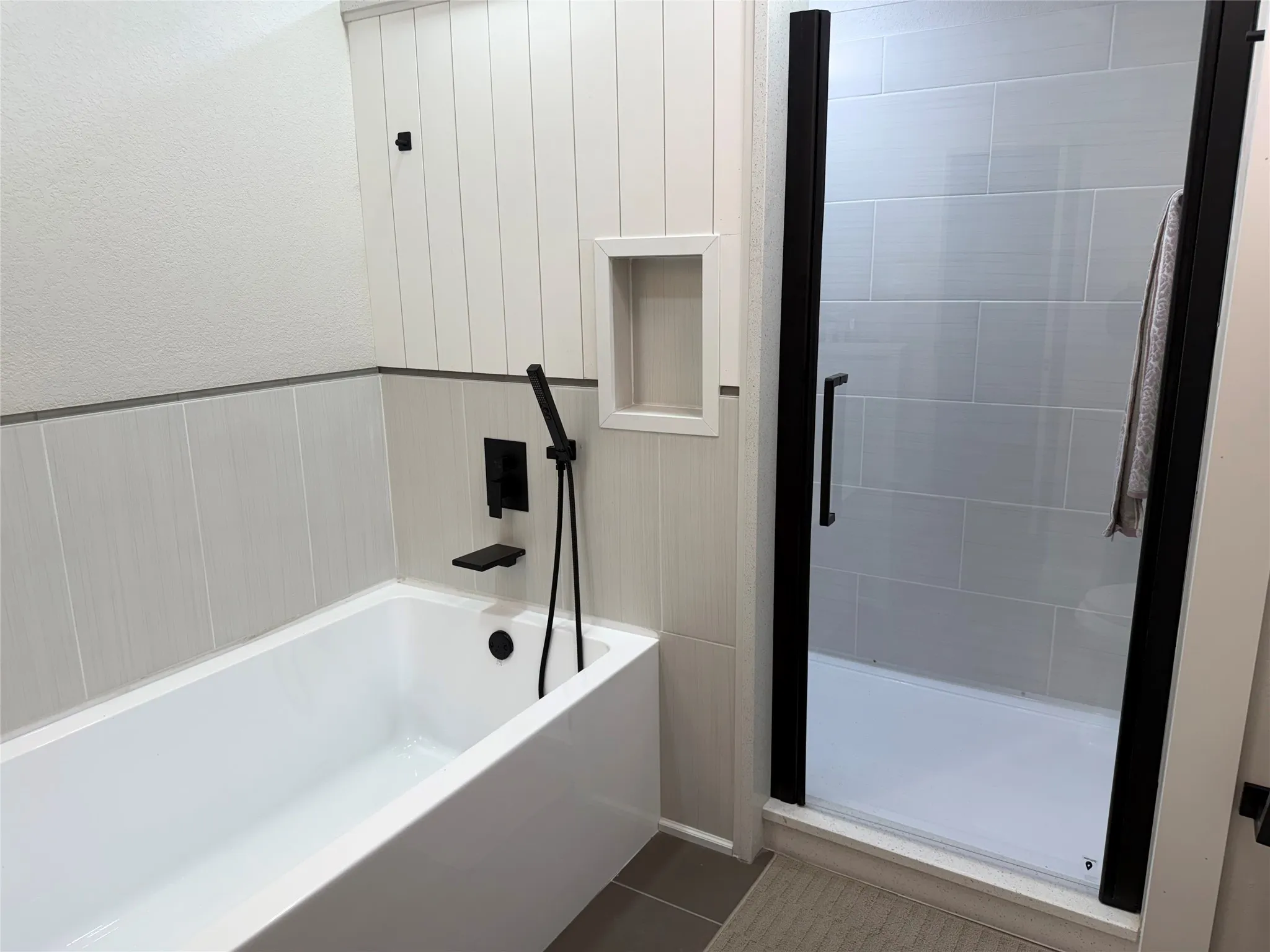 Primary shower & tub