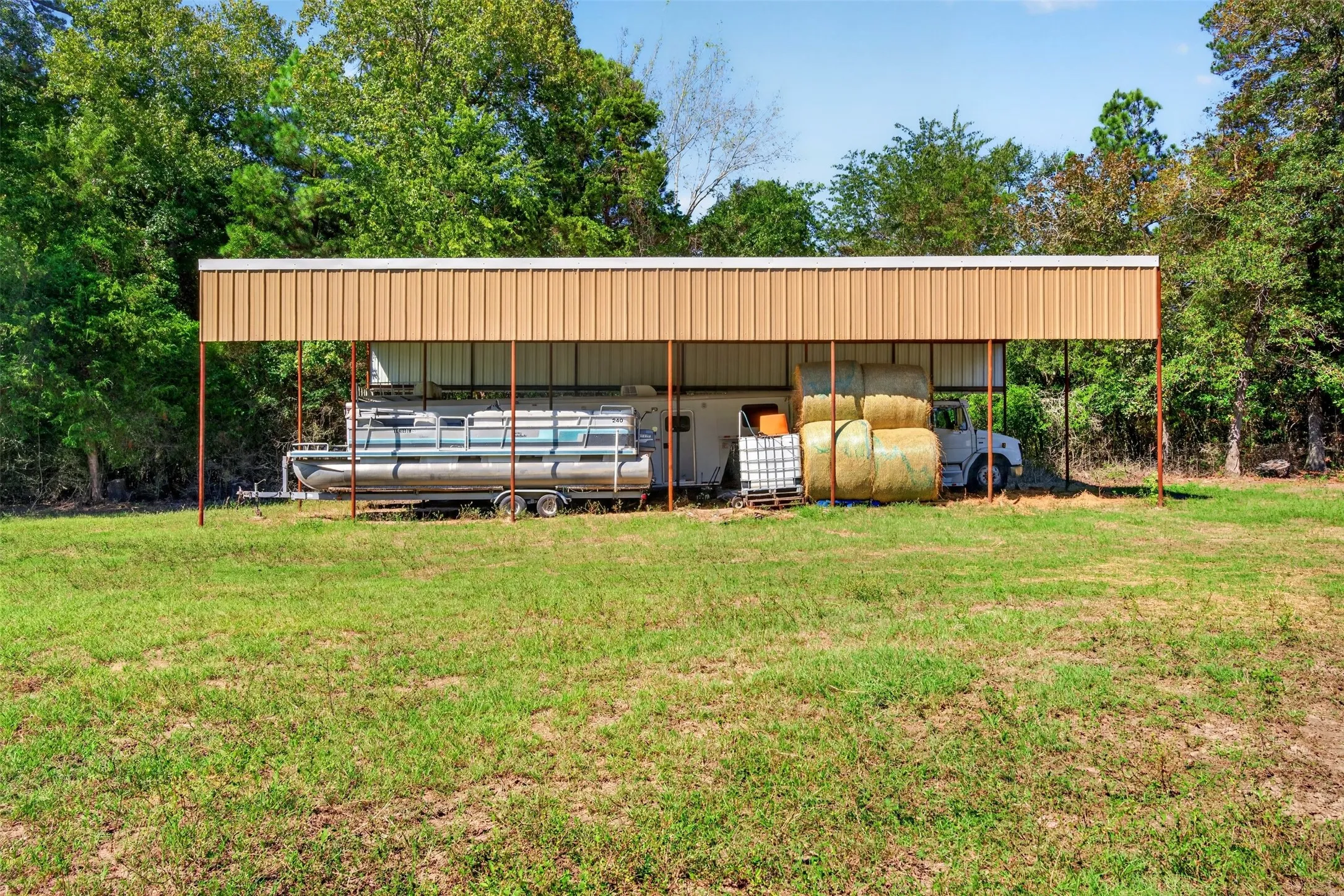 Farm For Sale in Anderson County , 15367 S State Highway 19, Elkhart, Texas 75839, 4 Bedroom, 3 Bathroom, Garage spaces, 2,940 Sqft, built in 2006, mls#21408930, Real Estate Agent in Elkhart, Homes For Sale in Anderson county, Homes For Sale in Elkhart, Realtor in Elkhart Texas, Real Estate Brokerage Independent Realty Texas, Luminita Cordes Realtor