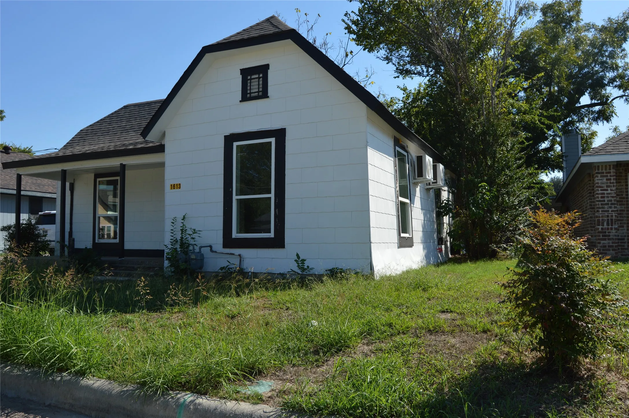 Single Family Residence For Rent in Hunt County , 1613 Jones Street, Greenville, Texas 75401, 3 Bedroom, 2 Bathroom, 2 Garage spaces, 1,346 Sqft, built in 1940, mls#21409116, Real Estate Agent in Greenville, Homes For Rent in Hunt county, Homes For Rent in Greenville, Realtor in Greenville Texas, Real Estate Brokerage Independent Realty Texas, Luminita Cordes Realtor