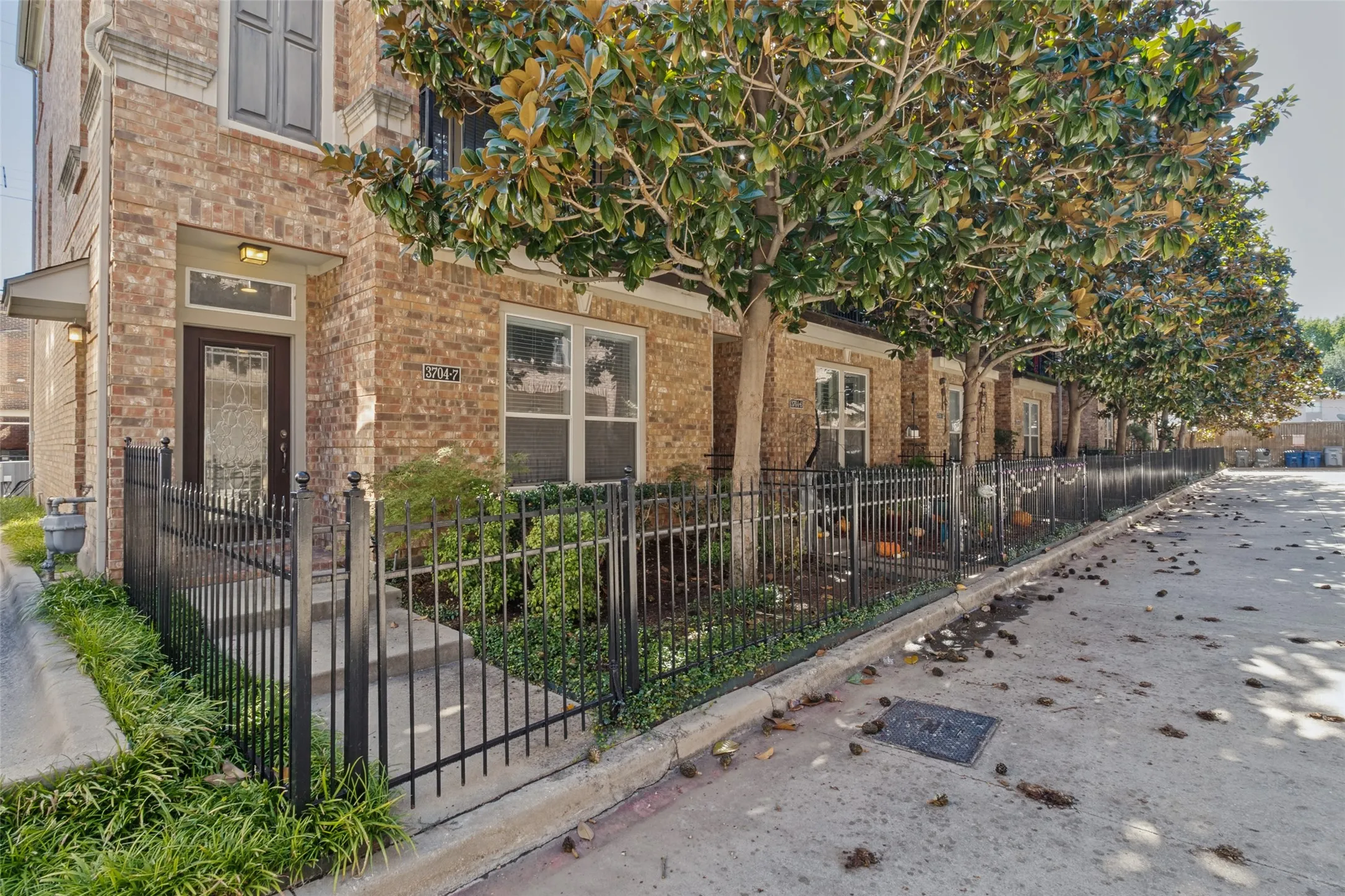 Townhouse For Sale in Dallas County , 3704 Wycliff Avenue 7, Dallas, Texas 75219, 2 Bedroom, 3 Bathroom, 2 Garage spaces, 2,080 Sqft, built in 2006, mls#21407636, Real Estate Agent in Dallas, Homes For Sale in Dallas county, Homes For Sale in Dallas, Realtor in Dallas Texas, Real Estate Brokerage Independent Realty Texas, Luminita Cordes Realtor